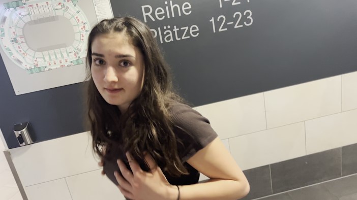 KONZERTBESUCHER ABGESCHLEPPT?! Hab ich das jetzt wirklich gemacht ? ich kann es immer noch nicht ganz glauben….Ich war mit meinen Freunden auf einem Konzert und ein sehr geiler Typ hat mich die ganze Zeit durch die Menge angeschaut…am Ende des Konzerts meinte ich zu meinen Freunden, dass ich kurz aufs Klo gehen will. Plötzlich stand dieser Mann wieder hinter mir und hat gleich angefangen mich zu verführen…ich konnte nicht anders und bin einfach mit ihm aufs Klo gegangen. Es war intensiv und richtig geil. Zu meinen Freunden habe ich gesagt, dass auf dem Klo einfach extrem viel los war (war es ja auch ;) )…sie haben nichtmal verdacht geschöpft. Hättet ihr sowas mit mir drauf gehabt?

#teens #public #geil