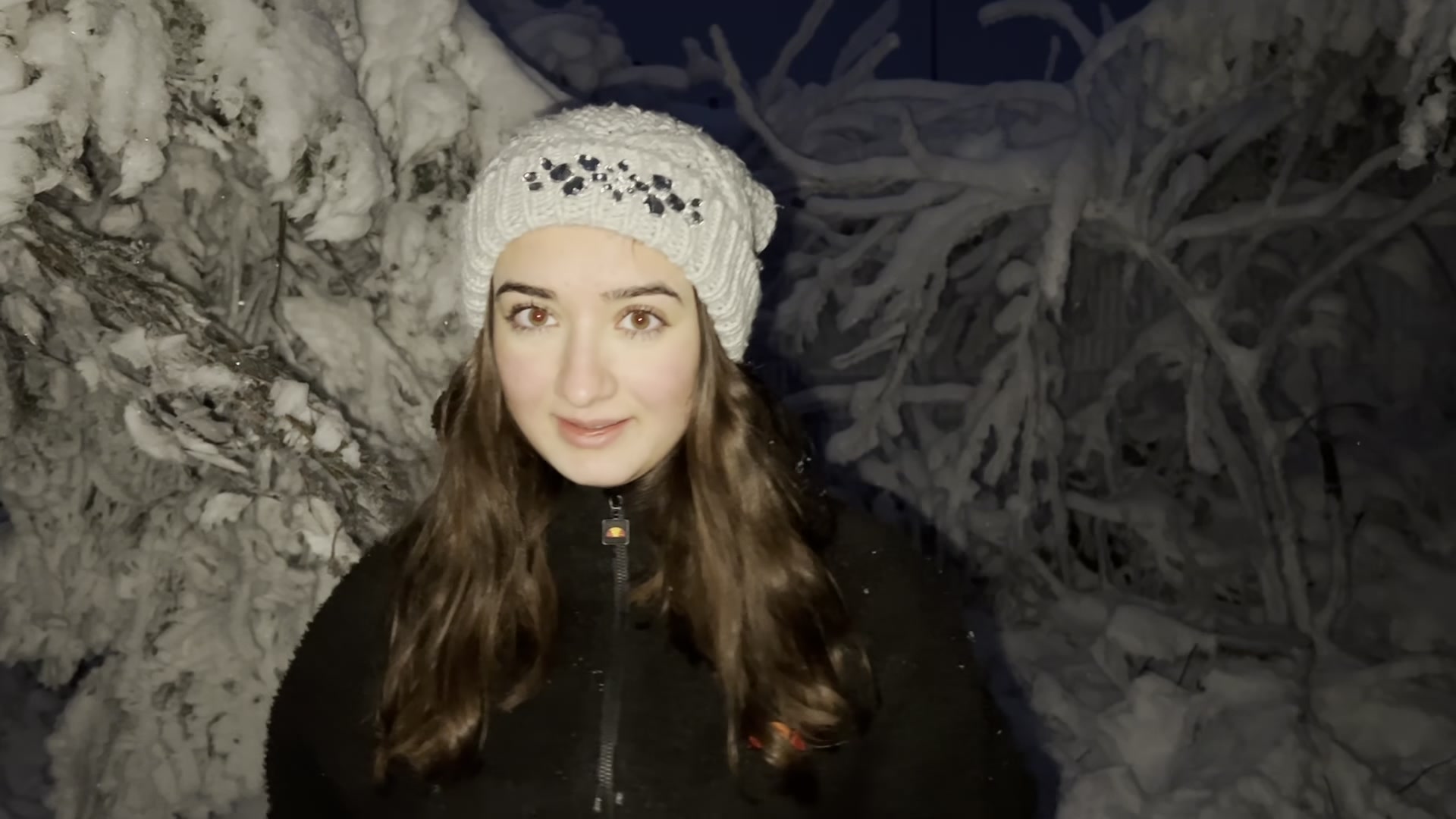 Einfach in den Schnee GEPISST und ihn gelb gefärbt!! Ihr habt es euch gewünscht und ich war dieses Wochenende auf einem Spaziergang im Schnee unterwegs. Mir war vorher im Auto schon so kalt und da habe ich eine ganze Thermoskanne Tee getrunken. Mir war dann zwar warm, aber ich musste mitten im Spaziergang so dringend und dachte ich filme es einfach gleich mal mit, nachdem das letzte Video so gut angekommen ist. Also sehe zu wie ich den Schnee gelb färbe...
Ich hoffe es gefällt dir und ich würde mich über eine Stimme bei den Model Awards in der Kategorie Video Model. Schöne Restwoche ;)

#outdoor #pissen #natursekt