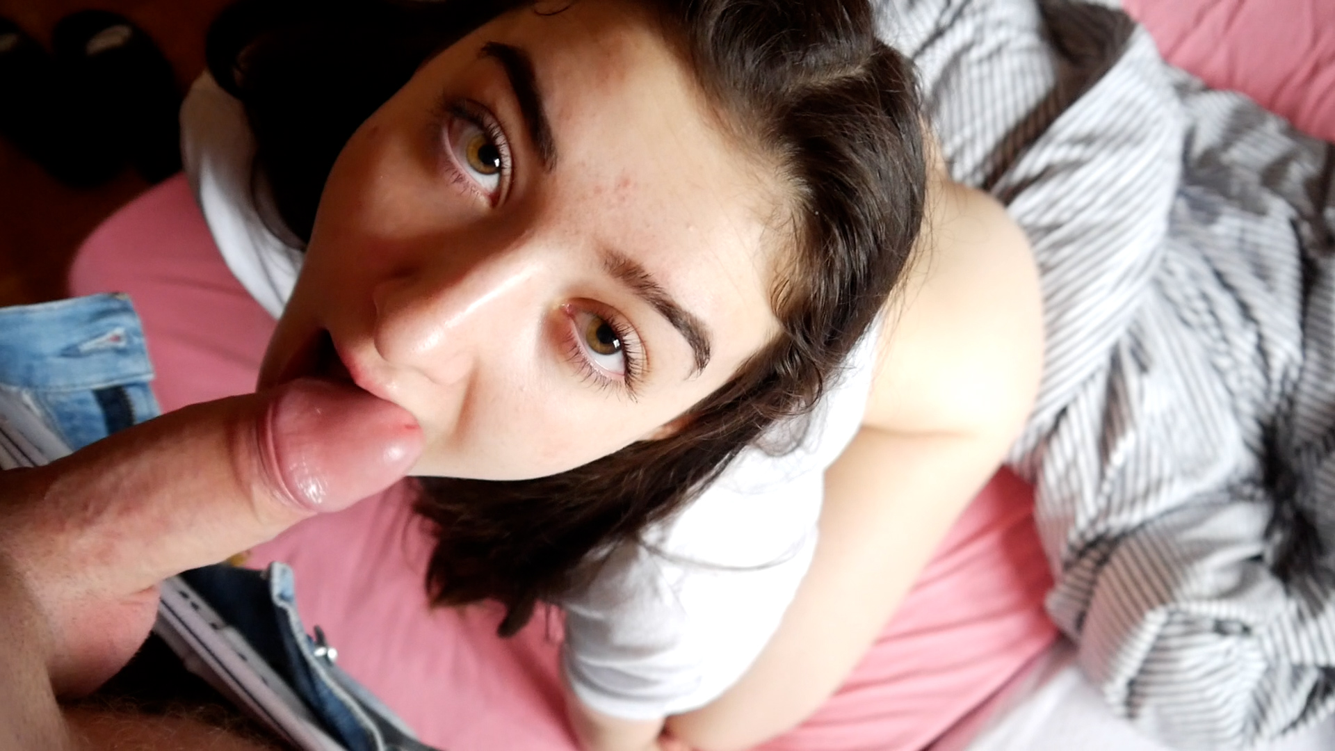 Morgensex mit klatsch nasser Pussy! So hart bin ich noch nie gekommen!! Als ich nach einer Party bei meiner Freundin aufgewacht bin war ich schon so nass und hatte so Lust auf einen Schwanz. Diese Lust musste ich einfach befriedigen und ich hatte nicht schon wieder Lust auf ein Sextoy. Also hab ich mir gleich einen geilen Typen eingeladen um mich so geil von ihm durchficken zu lassen. Dieser Sex war so intensiv und meine Pussy war sooo nass. Ich hab ihm erst scheinen Schwanz ordentlich geblasen. Dann sollte ich mich auf den Bauch legen, sodass er mich richtig tief ficken kann. Ich glaub ich bin süchtig.

#teenfick #geil #dermorgendanach