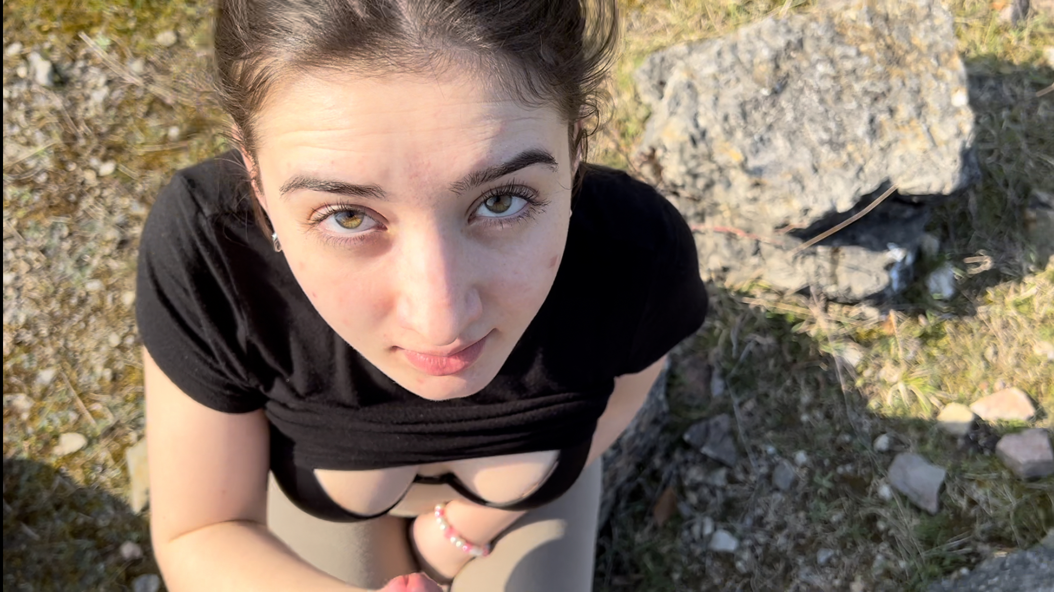 Blowjob an fremden Wanderer!! Bin ich eine Hobbyhure?! Ich war Joggen und bin auch einen kleinen Berg hoch und hab mich kurz auf ein paar Steine in die Sonne gesetzt und naja hab ein wenig an mir selber rumgespielt. Nach dem Sport bin ich einfach immer so horny. Plötzlich kam ein Mann vorbei und naja ich hab ihm einen geblasen. Es war so geil. Ich dachte aber schon die ganze Zeit dass Leute kommen und hatte irgendwie so Angst erwischt zu werden. Gerade als er auf mein Gesicht wichsen wollte und ich ihm meine Titten präsentiert habe kamen in der Ferne andere Leute. Das ging echt nochmal gut aus. Ich hätte nicht gewusst wie ich das erklären soll, wenn sie uns zuerst gesehen hätten.

#outdoor #erwischt #teen