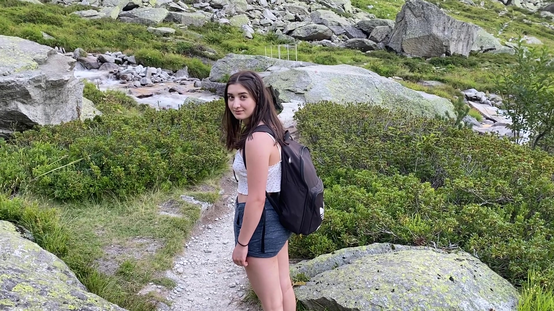 Mein wirklich geilstes Sextape bisher startet indem wir durch die Alpen an einem Bergsee wandern sind und ich mich zu dir rumdrehe und deine Hose runter ziehe um deinen Schwanz ordentlich zu blasen. Ich nehme ihn immer wieder so komplett in meinen Mund. Es turnt mich einfach alles so mega an. Ich ziehe meine Hose auch runter und du fickst mich im stehen Doggy an einem Felsen. Es fühlt sich so geil an und ich kriege Lust dich zu reiten. Also setzt du dich auf einen Stein und ich reite dich ordentlich durch schon fast vorm Orgasmus fickst du mich im stehen durch und meine Brüste hüpfen nur so auf und ab während du deine ganze Sahne in mich rein spritzt. Komplett zufrieden setze ich mich auf einen Felsen, lasse meine Pussy von der Sonne bescheinen und bewundere den See vor uns. Wenn das nicht mein geilster Fick bisher war.