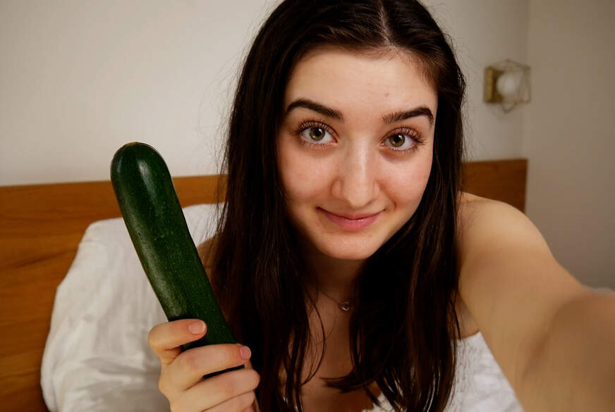 Besser als mein Dildo ?! Ich Machs mir selber mit der Zucchini! von LeahSnuSnu