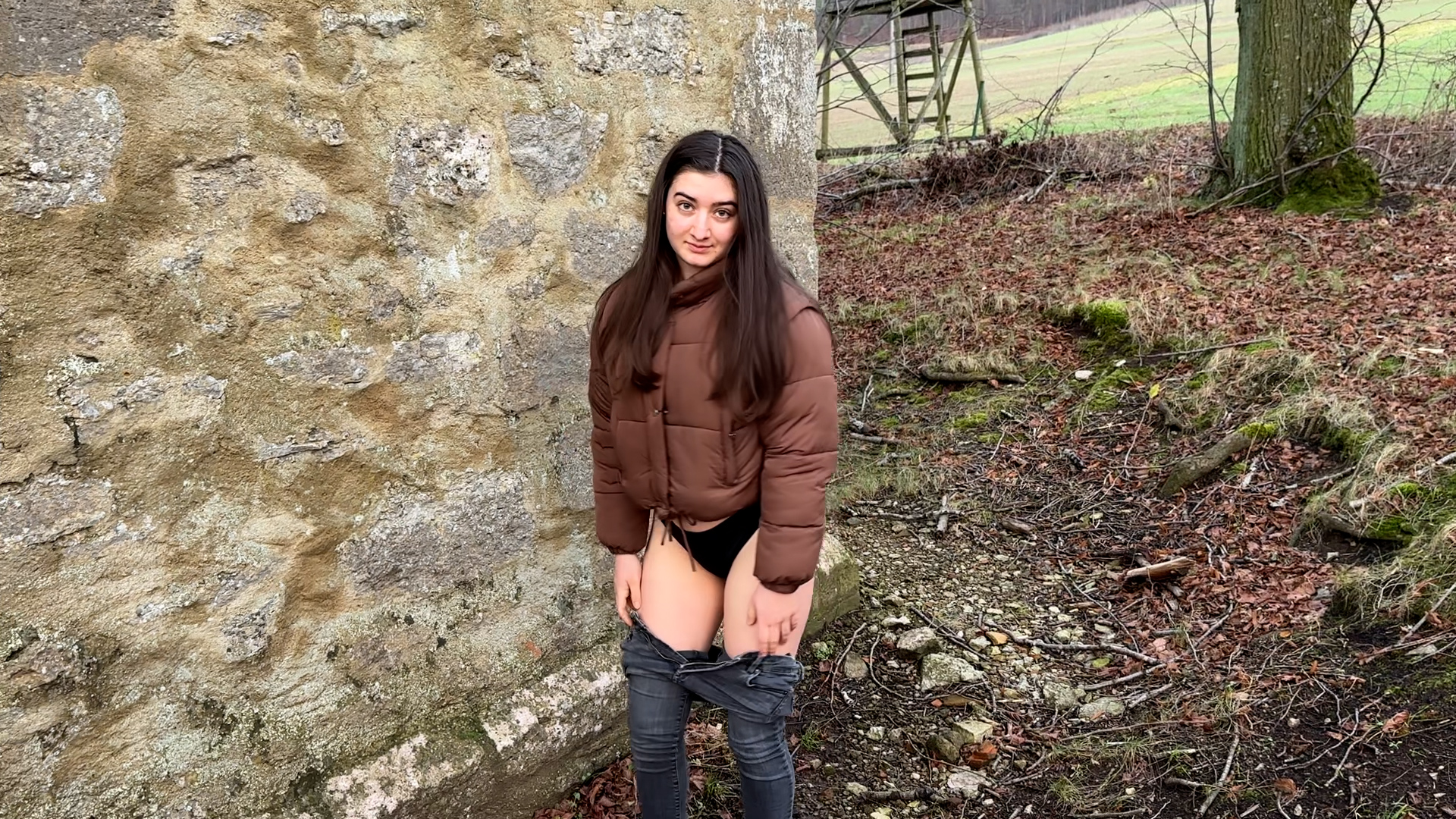 Hinter die Ruine gepisst!! Ich habe mich mit meiner Freundin zum spazieren gehen getroffen weil wir uns eine Ruine anschauen wollten. Naja so ein Spaziergang macht durstig und dann muss man auch mal pipi. War natürlich keine Toilette auf dem Weg und als wir bei der Ruine ankamen musste ich richtig dringend. Bin mal um die Ruine rumgelaufen, aber keine Toilette in Sicht na gut dann pisse ich einfach in die Natur mache ich ja sowieso lieber. Taschentücher hatte ich auch keine dabei aber ist ja nicht so schlimm hihi ;)