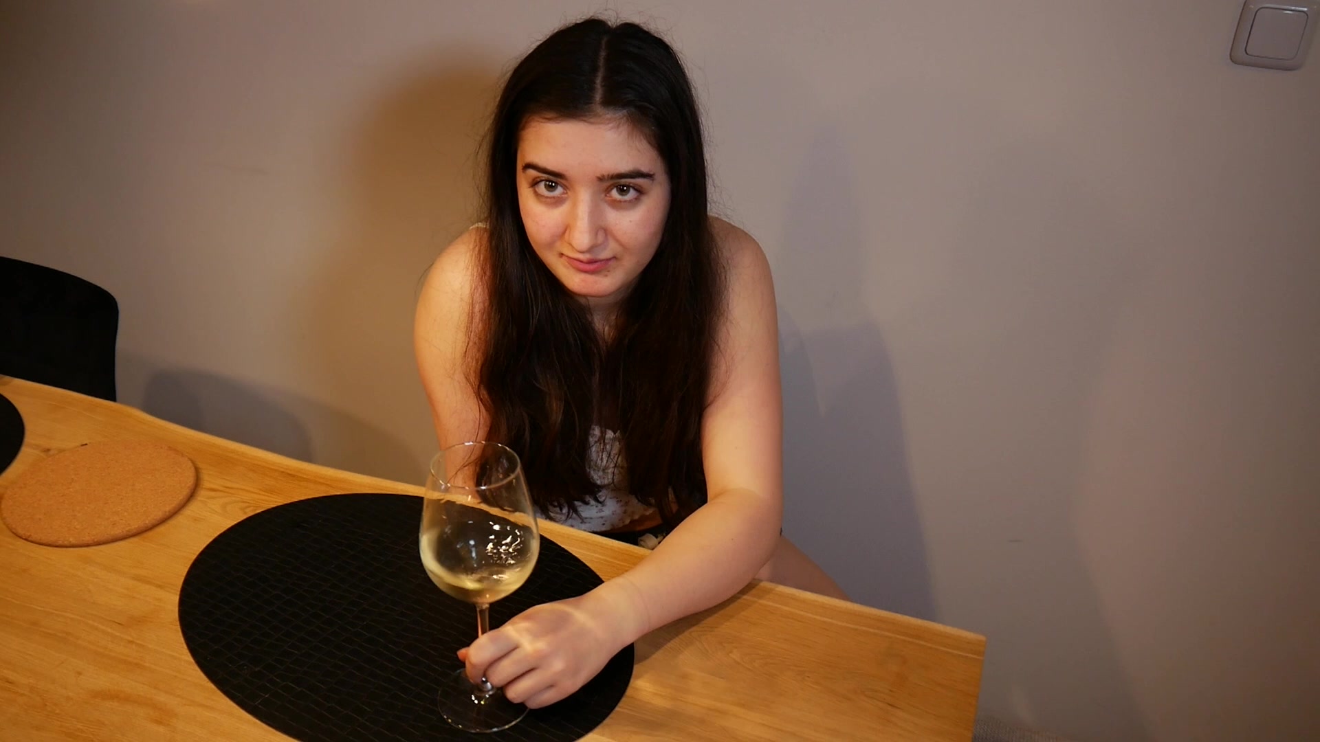 Wir haben uns zu einem netten Essen zu zweit verabredet. Aber beim gemeinsamen kochen habe ich schon die sexuelle Spannung gespürt. Also frage ich dich ganz provokativ was wir machen wollen, jetzt wo wir mit dem essen fertig sind. Du ziehst dich aus und ich lutsche erstmal schön deinen Schwanz, jetzt lege ich mein Bein auf den Tisch sodass du mit deinem geilen Schwanz schön in mich eindringen kannst. Du hältst mich an den Hüften und fickst mich schön von hinten durch. Jetzt darfst du dich mal an den Tisch lehnen und ich ficke dich im stehen schön ab. Ich lege mich auf den Rücken und du fickst mich weiter auf dem Esstisch bis du dein Sperma in meine geile Pussy spritzt. Am Ende zeige ich dir natürlich noch wie es raus läuft. Das war ein geiles Abendessen.