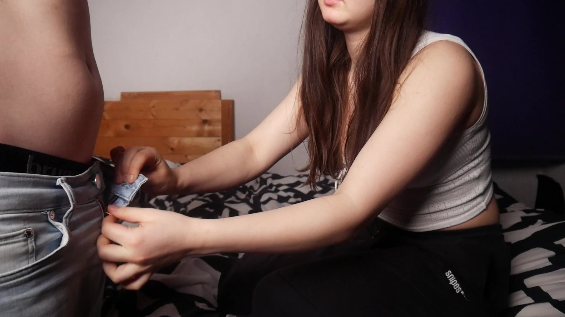 So eine Intensive Erfahrung habe ich schon lange nicht gemacht. Ich öffne deine Hose und gebe dir einen genüsslichen Blowjob, ich fange sanft an und nehme ihn dann immer tiefer. Du nimmst mich an den Haaren und fickst mich schön tief in den Mund. Dann ziehe ich meine Hose aus und auf einmal holst du meinen dildo aus der Schublade. Du steckst ihn mir in Doggy Position in meine feuchte Pussy und fickst mich schön damit. Dann fällt mir ein, dass ich dir dabei ja einen Lutschen könnte. Gesagt, getan und dann fickst du mich schön damit während ich blase, ich werde schon so verdammt feucht und frage mich ob sich so ein 3er anfühlt.. Um mich richtig schön zum kommen zu bringen Reite ich den Dildo dann noch mal ab während ich auf den Knien brav weiter lutsche. So eine Erfahrung 2 Schwänze in mir zu spüren würde ich gerne wiederholen..