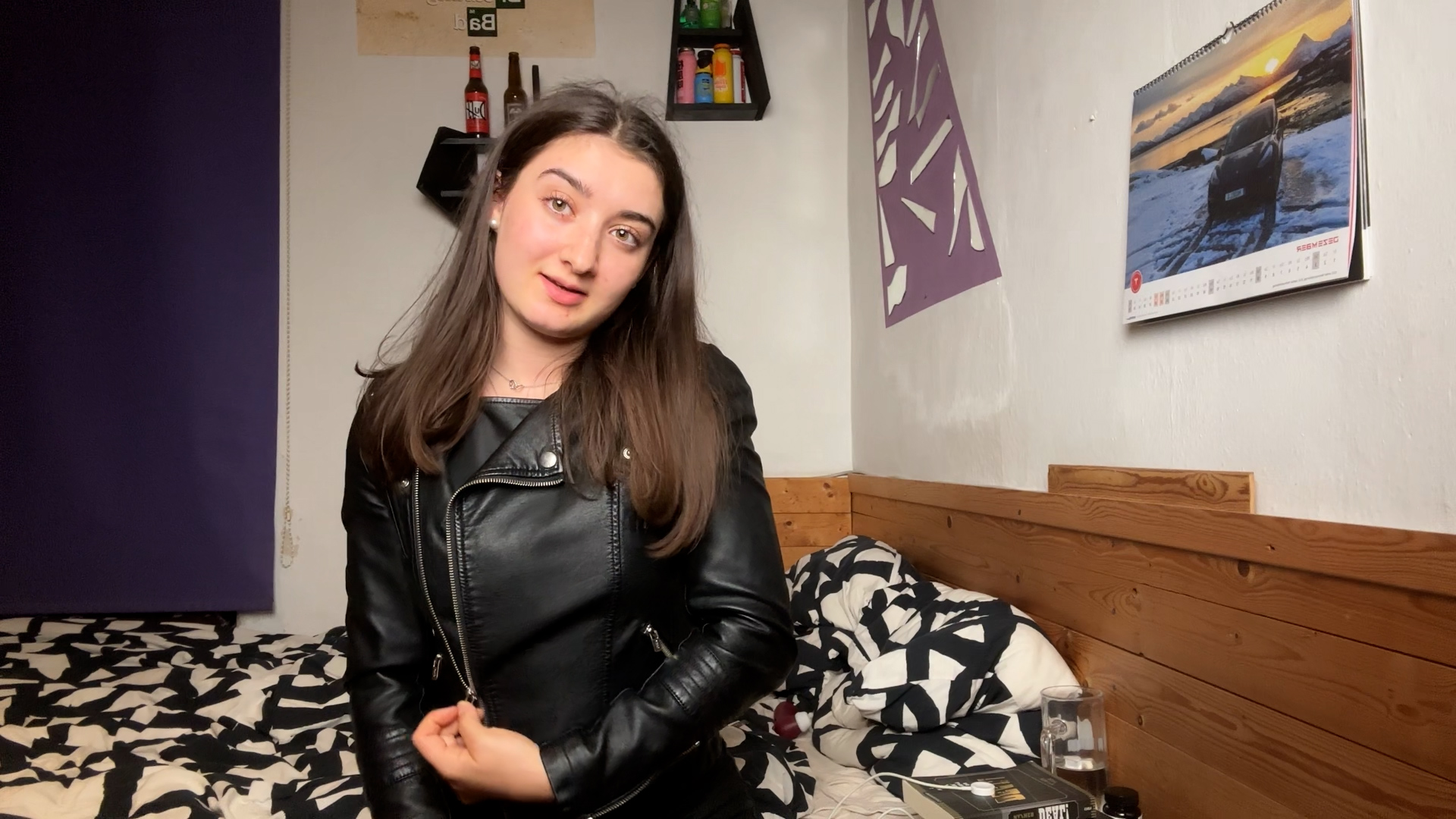 Du bist im Urlaub und da du jetzt schon eine Woche nicht gefickt und gewichst hast, dachte ich ich mache dich mal richtig geil. Wie mache ich das am besten ? Ich weiß ja von deinem Lederfetisch also ziehe ich mir meine Lederjacke und Lederhose an. Ich zeige dir ausführlich mein Outfit in der Lederjacke und sage wie sehr ich dich und deinen schwanz vermisse. Dann mache ich meine Lederjacke auf und ziehe meine Hose herunter um dir zu zeigen das ich keine Unterwäsche anhabe.   Ich lege mich aufs Bett und fange an meine Pussy für dich zu reiben und sie dir zu präsentieren. Dabei sage ich wie geil es doch wäre wenn du mich jetzt in der Lederjacke ficken könntest. Jetzt stecke ich mir auch noch die Finger für dich rein und massiere meine Titten dabei. Ich bin so feucht und nehme auch noch meinen Vibrator dazu und bearbeite meine Pussy bis sie zuckt und ich komme.   Ich bin aber immer noch so geil auf dich also drehe ich mich rum und stecke mir schön in Doggy Position die Finge