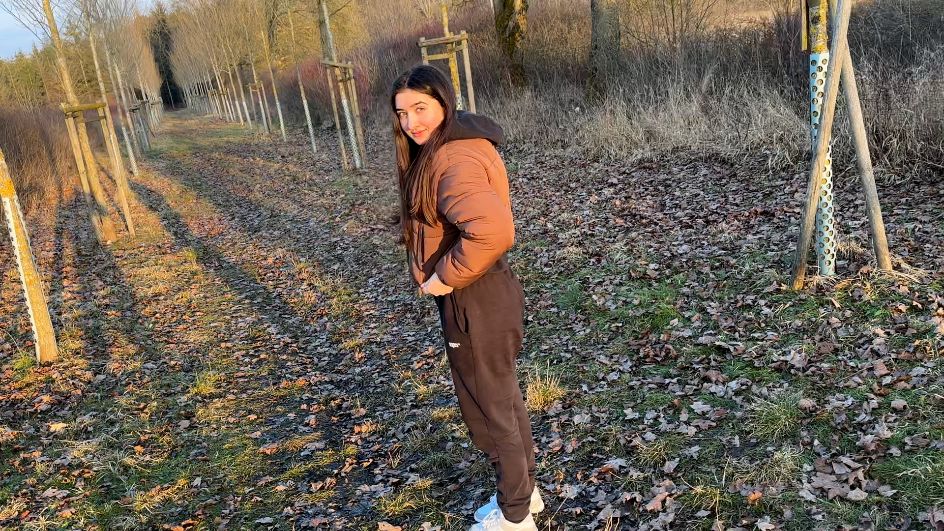Die Sonne kam raus also habe ich meine Freundin angerufen ob wir nicht einen schönen Winterspaziergang machen wollen. Ich habe beim lernen zuhause so viel Tee getrunken und als wir dann ein Stückchen unterwegs war musste ich so dringend. Wir waren auf dem freien Feld also wollte ich nicht unbedingt hier gleich hinpissen. Da habe ich mir eine schöne geschützte Allee gesucht und da hingepullert. Das tat gut!