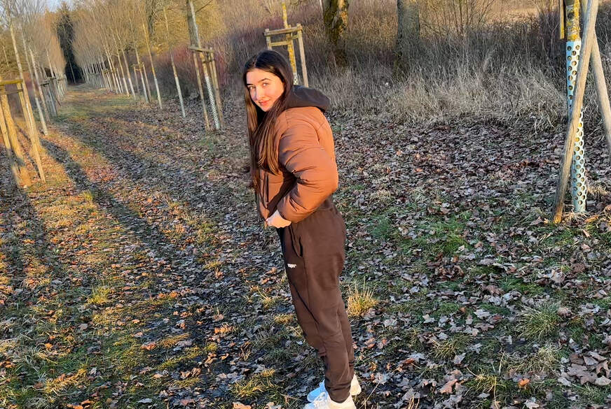 LeahSnuSnu: Ich musste so dringend!! Beim spazieren gehen auf die Allee g*****t!!