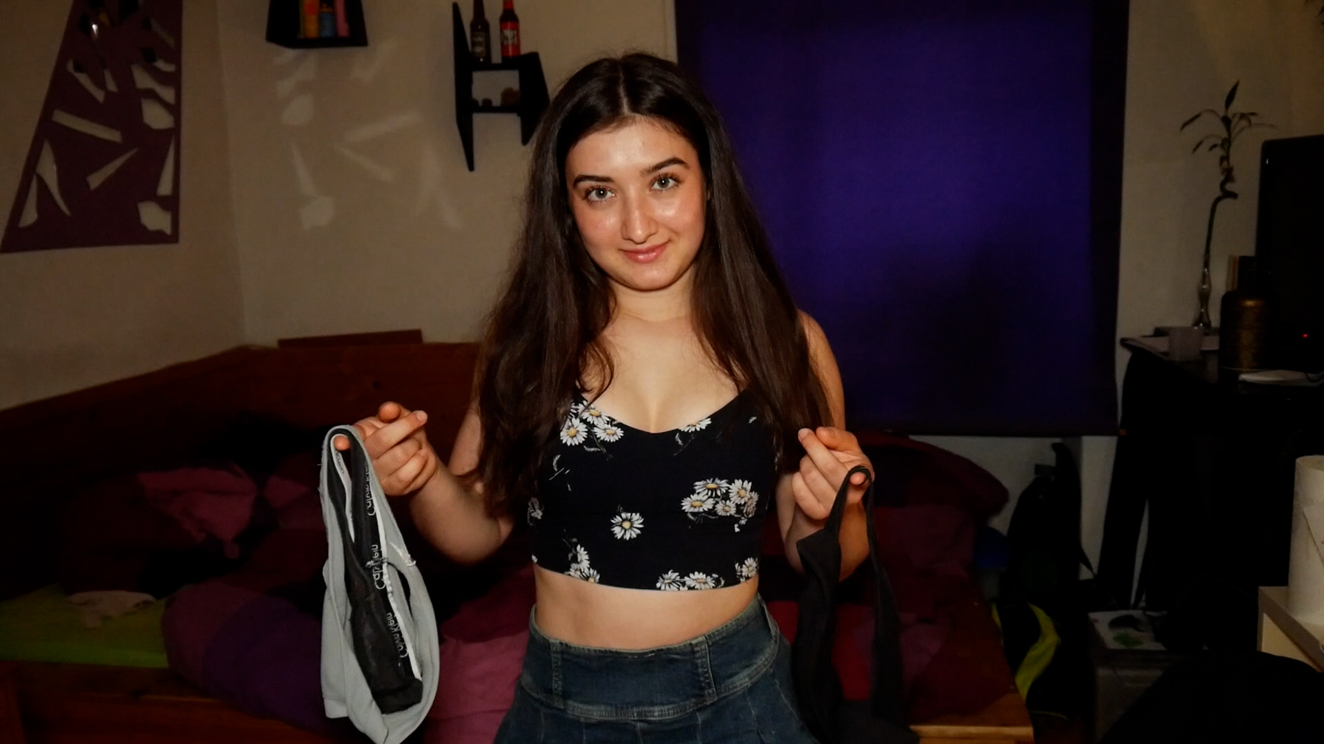 Ich zeige dir meine eingesauten Tangas aus dem Wäschekorb!! Ich bin immer viel zu geil!! Schau mal was ich geiles entdeckt habe in meiner dreckigen Wäsche?! Alles voll mit Pussyschleim und du siehst es in Nahaufnahme und am ende noch meine nasse Pussy!