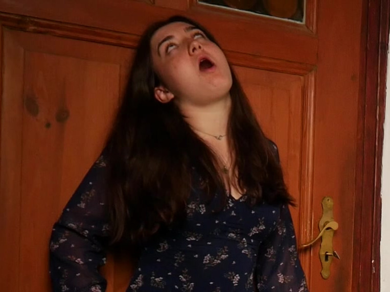 Er kommt auf mich zu küsst mich heftig, drückt mich gegen die Wand und geht runter zu meiner Pussy! Ich habe keinen Tanga an. Wild besorgt er es meiner Pussy bis wir aufs Bett steigen und er mich ordentlich Missionar fickt. Er hält mir meinen Mund zu, leckt wieder meine Pussy und dann zieht er auch noch mein Kleid über mein Gesicht hält meine Arme fest und fickt mich weiter hart durch. Zum krönenden Abschluss spritzt er alles komplett auf mich!