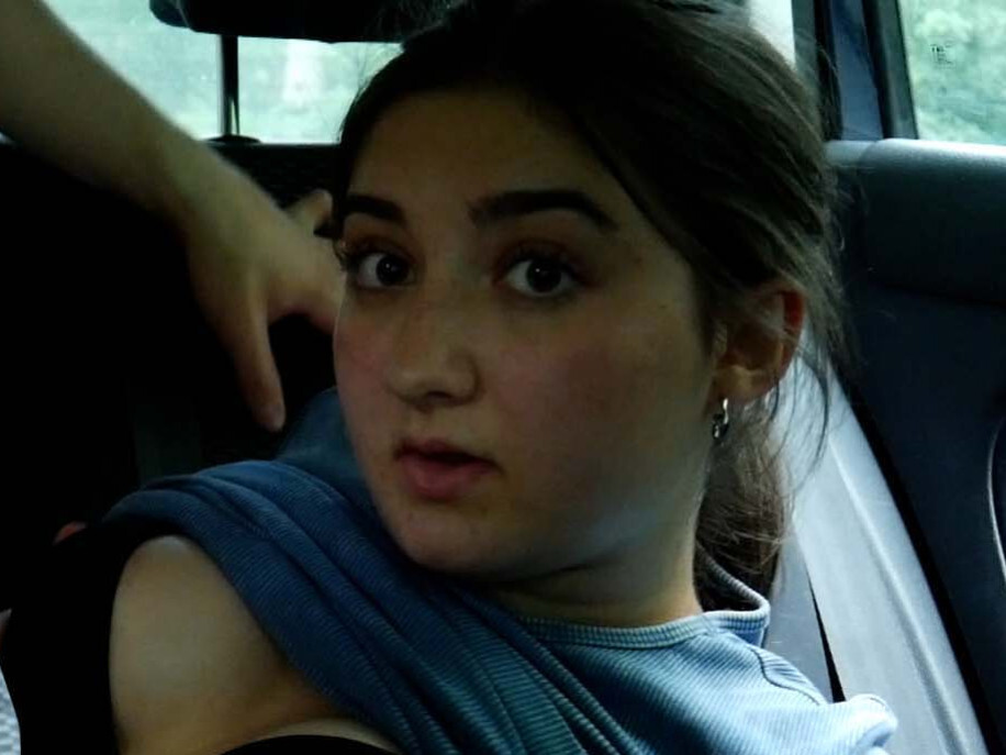 Bei dem schönen Wetter ne Runde spazieren gehen haben wir uns Gedacht. Aber als wir auf dem Wanderparkplatz ankamen waren wir so geil aufeinander das wir gleich übereinander herfallen mussten. Also gehen wir auf die Rücksitzbank und ich lutsche deinen Schwanz erst einmal schön hart. Danach revanchierst du dich und leckst und fingerst meine Muschi schön nass das sie bereit für deinen fetten schwanz ist. Erst fickst du mich Missionar und dann Doggy. Jetzt will ich dich nochmal richtig geil abreiten mit meinem fetten Arsch. Wir ficken uns so hart, dass das ganze Auto beginnt zu wackeln. Am ende spritzt du mir dann noch deine ganze Ladung auf den Bauch fuck war das geil.