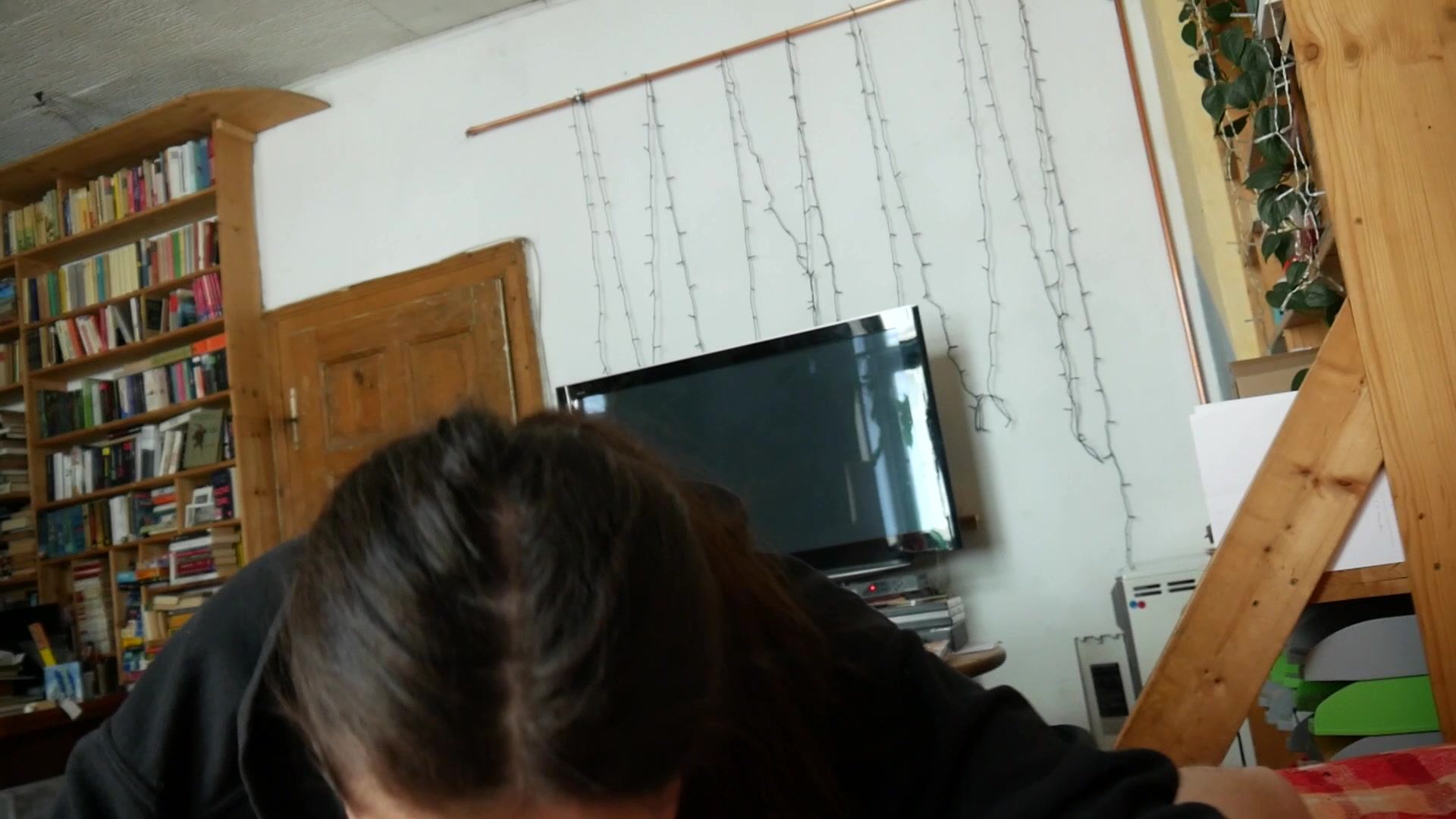 Was für eine spritzige Challenge!! Ich blase dir einen während du auf dem Rücken liegst. Ich merke wie du immer geiler wirst also setze ich mich auf dein Gesicht und blase immer weiter und weiter während ich dir meine Pussy ins Gesicht drücke. Fuck leckst du mich geil. Ich blase dich weiter und halte meinen Arsch in die Kamera. Ich blase POV weiter und weiter bis du aufeinmal alles durch die Gegend spritzt. Fuck wenn ich gewusst hätte dass du so weit spritzt hätte ich dich schön früher so geblasen !