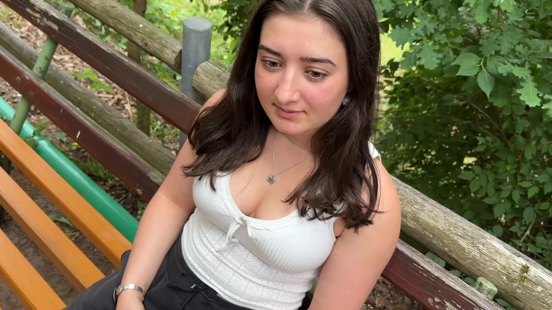 Ich liebe ja die Natur und ausgiebige Spaziergänge :) Heute bin ich wieder in den Wald gefahren um eine Wanderung zu machen. Nach einer Stunde etwa habe ich mich dann bei einer Waldhütte etwas ausgeruht. Dann kommt ein anderer Spaziergänger an und macht mir Komplimente & fragt mich was ich hier mache. Ich finde ihn ja schon süß und nach einem Kurzen Wortwechsel habe ich schon seinen Schwanz im Mund. Fuck fühlt der sich geil an, den Muss ich auch in meiner Pussy spüren, also ziehe ich meine Hose und meinen Tanga runter und knie mich doggy auf die Bank. Du fickst einfach ohne Kondom in mich rein und ich liebe das Risiko und das geile Gefühl deinen schwanz AO zu spüren. Jetzt darfst du dich mal auf die Bank setzen und ich reite dich mit meinem fetten Arsch ab. Danach blase ich deinen Schwanz nochmal schön um meinen Pussysaft zu schmecken. Gerne hätten wir noch weiter gemacht nur kam ein Fahrradfahrer an und wir mussten unterbrechen.