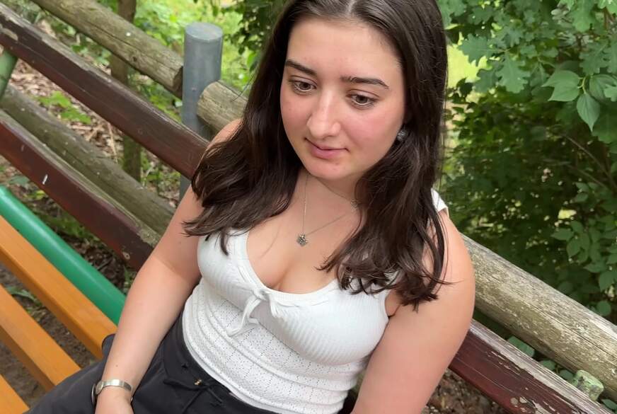 LeahSnuSnu: Waldhütte geschlossen, Beine geöffnet AO mit wildfremdem S*****z