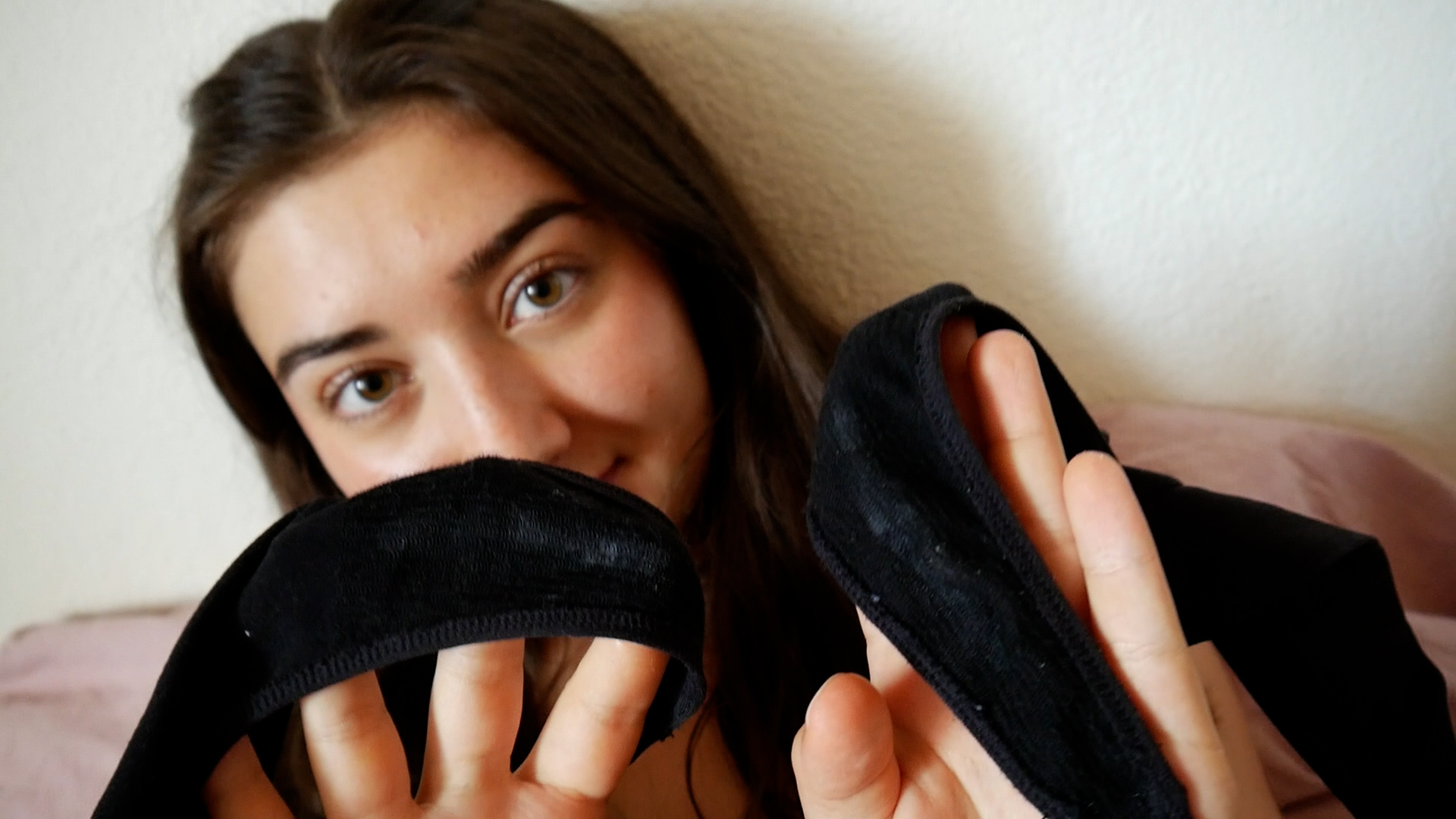 Du hast mir geschrieben ob ich mal ein Video machen kann wo ich masturbiere und meine benutzen Tangas mit dem Pussyjuice Vollschmieren kann und die spuren zeigen kann. Klingt schon nach ner sehr geilen Idee, also schnappe ich mir 2 benutze Tangas und schaue mal ob ich sie noch mehr einsauen kann, masturbiere und gebe dir einen vorher Nachher Vergleich.