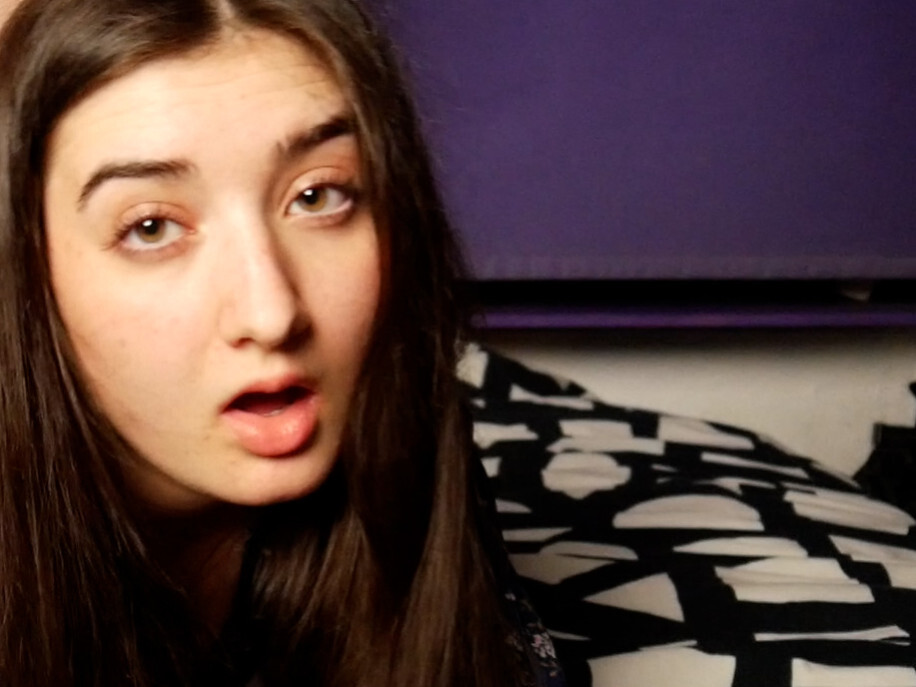 Ich habe mir ein neues Sommerkleid bestellt.. es gibt natürlich nur eine Methode um es richtig einzuweihen. Also ziehe ich es an aber ganz ohne Unterwäsche. Ich setze mich verführerisch aufs Bett und zeige dir meinen Arsch und twerke so lange bis mein Kleid hochrutscht und du meine Geilen Löcher bewundern kannst. Du fingerst meine Pussy schön nass und dann setze ich mich komplett blank auf deine schwanz drauf und reite ihn ab. Danach fickst du mich in Doggy durch. Als letztes fickst du meine feuchte Teenie muschi in Löffelchen bis wir beide kommen.