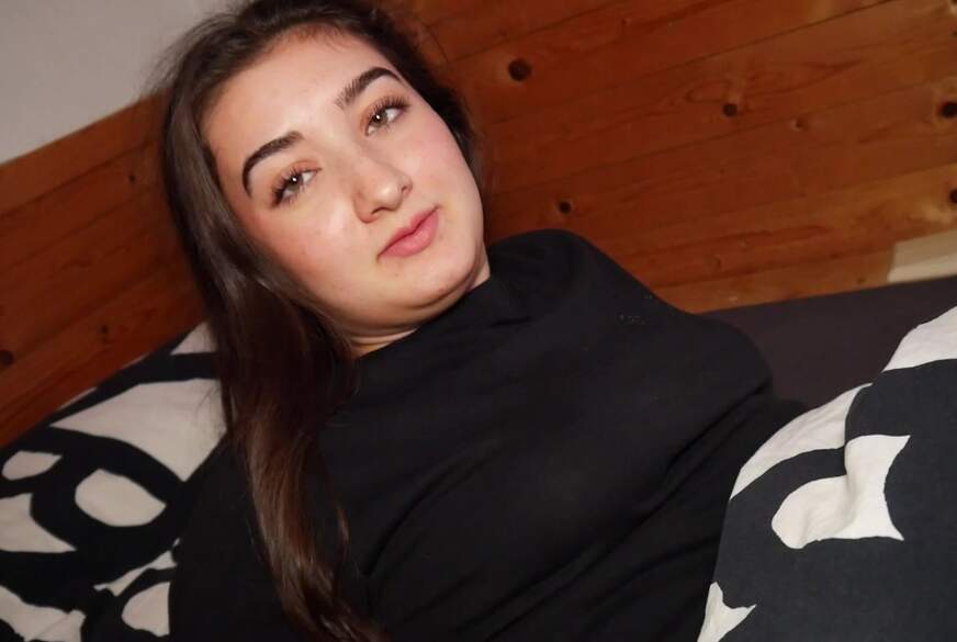 LeahSnuSnu: POV du schaust mir beim masturbieren zu und f****t mich bis zum C*****t!!