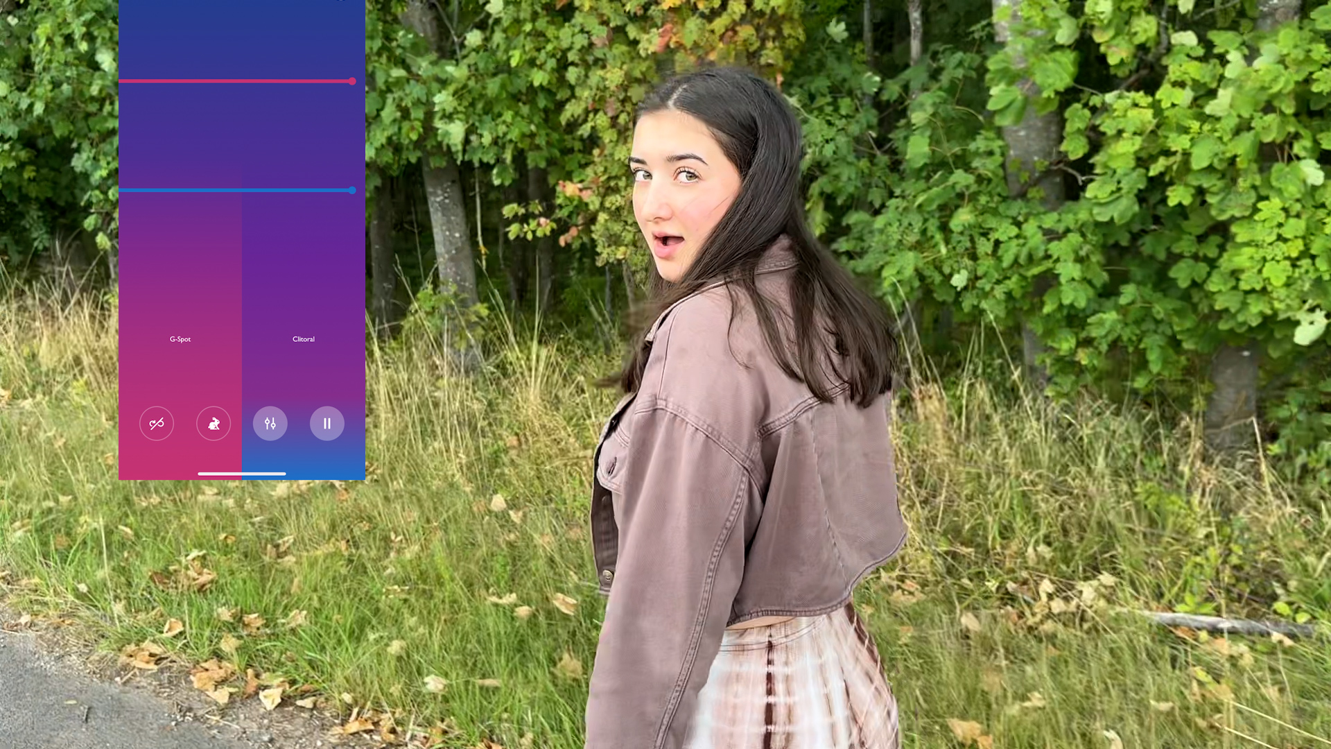 Auf dem weg in den Wald sagst du, dass du eine Überraschung für mich hast und holst meinen Fernsteuerbaren Dildo und Vibrator raus. Ich lutsche ihn schön und mach ihn geil nass um ihn danach in meine Pussy zu stecken. Fuck ist das geil er fängt an zu vibrieren und du spielst mit meiner Lust und mit der Intensität der Vibration. Das macht mich so geil gerade als ich richtig feucht werde machst du ihn wieder aus um mich richtig aufzuziehen. Als das noch ein bisschen weiter geht kann ich nicht anders als mir den nächsten Hochstand zu suchen und dort mit dir zu ficken, nachdem ich gekommen bin darfst du deine Ladung noch schön in meinen Mund wichsen!