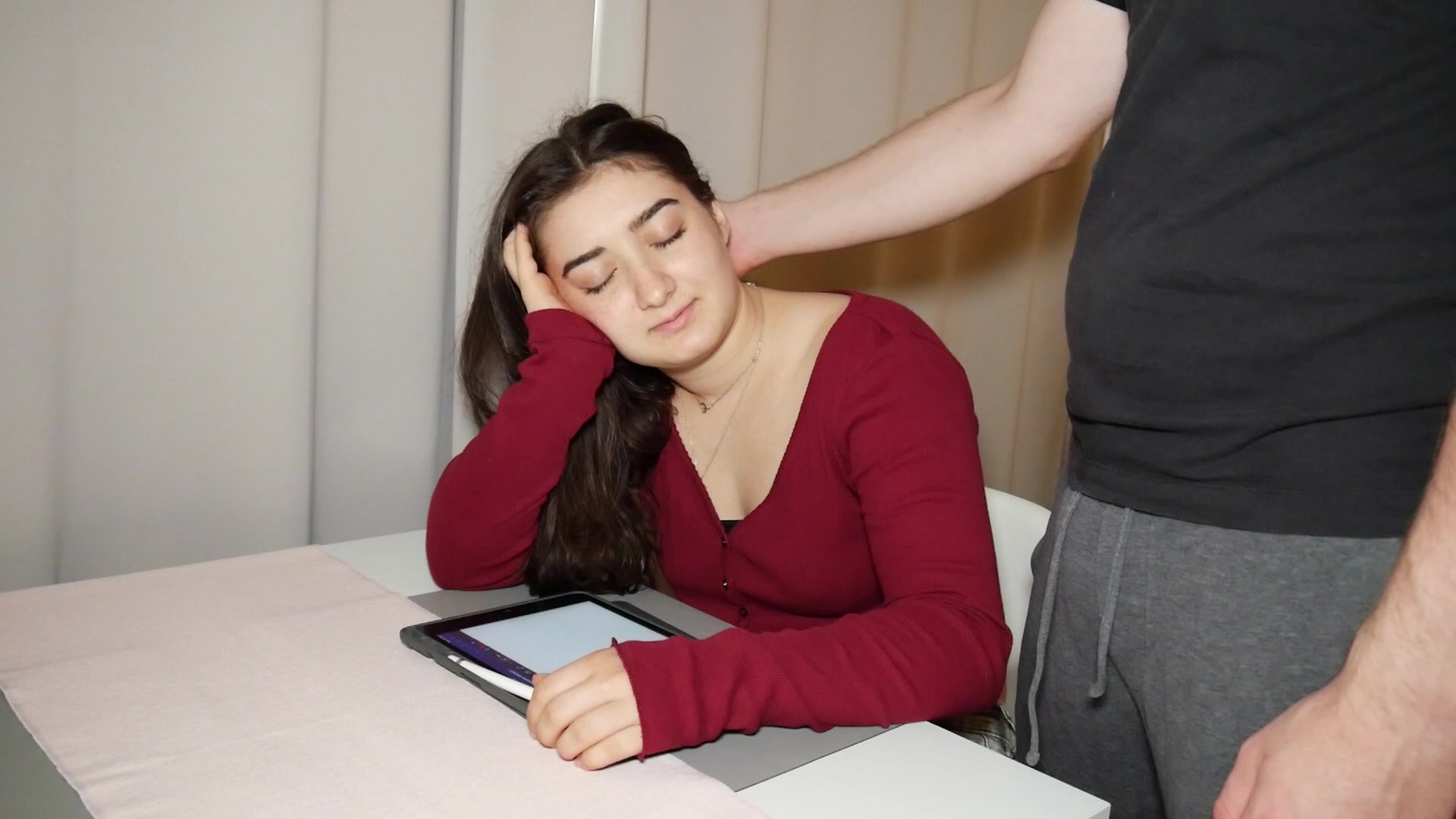 Ich schreibe gerade einen Aufsatz für die Uni, da musst du mich schon wieder stören. Du streichelst mich und fasst mir an die Brüste.. dann schaut mich dein steifer Schwanz an und ich muss ihn einfach sehen. Ich kann ihm nicht widerstehen und lutsche ihn geil, muss der Aufsatz halt warten. Nachdem ich deinen schwanz schön nass geblasen habe, lasse ich mich von dir doggy ficken, dann stelle ich ein Bein auf dem Tisch sodass du meine Teenie Pussy noch tiefer penetrieren kannst! Jetzt setzt du dich auf den Stuhl und ich mich auf dich drauf um dich geil abzureiten, erst von vorne, dann von hinten reite ich dich bis du es nicht mehr aushältst und deine ganze Ladung in meinem Gesicht verteilst!