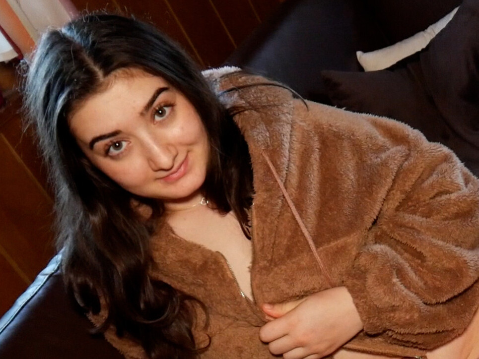 Ich mache es mir in meiner Fleecejacke bequem und du sprichst mich an. Ich sehe schon deinen gierigen Blick, so schaust du mich immer an wenn ich meine Fleecejacke an. Naja mal schauen wie geil es dich macht mich darin zu ficken.. ich lutsche deinen Schwanz hart, dann lasse ich mich doggy ficken und am Schluss reite ich dich noch zum Orgasmus. Na hat es dir gefallen ?