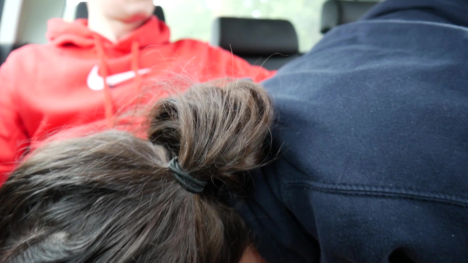 Ein regnerischer Tag auf dem Camping Platz, aber wir sind halt trotzdem so geil aufeinander. Wir gehen ins auto und ich gebe dir einen Blowjob. Danach fingerst du meine Nasse muschi und schaust dir meinen Prallen arsch an, dass du ihn dann auch geil in DOggy ficken kannst. Danach spritzt du mir deine Ladung über meinen saftigen Pfirsich Arsch.