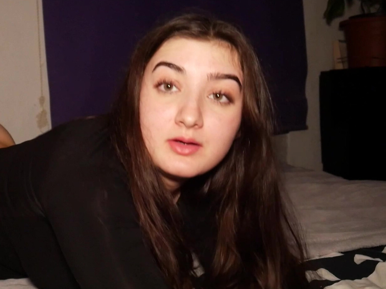 Leah ist heute wieder richtig geil.. setzt sich aufs Bett und streckt mir ihren geilen Arsch entgegen. Dann geht sie noch weiter und setzt sich einfach auf mein Gesicht. Ich lecke ihre nasse Pussy und sie reitet mein Gesicht mit ihrer tropfenden Muschi ab. Danach zeigt sie mir wie sehr sie meinen Schwanz will und lutscht ihn. Jetzt ficke ich sie noch schön in Doggy und Missionar durch bis sie kommt! Da hat die geile Schlampe wieder ihren willen bekommen..