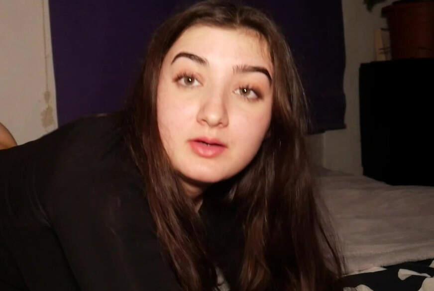 Dreistes T**n setzt sich ungefragt auf mein Gesicht und will meinen S*****z bis zum kommen! von LeahSnuSnu