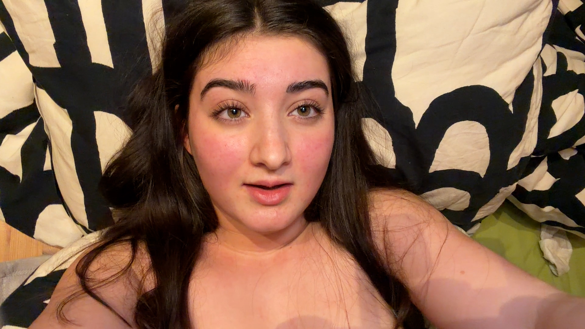 Diesmal ficke ich mich noch härter mit dem Dildo!!! Erst zeige ich dir meine Blauen Dessous und Nylons. Dann fange ich an mich Doggy zu fingern und wechsele Schnell zum Dildo, den ich kurz abreite. Jetzt ist es aber wirklich an der Zeit meinen Tanga loszuwerden und richtig anzufangen. Ich ficke meine Pussy mit dem Dildo und der erste Squirt lässt nicht lange auf sich warten. Dann der zweite, dritte und immer wieder und wieder spritzt meine Pussy sobald ich den Dildo rausziehe. Fuck so langsam kann ich nicht mehr. Komplett fertig höre ich auf und bemerke, dass die Kuscheldecke die ich mir doppelt gefaltet untergelegt habe Komplett durchnässt ist. Fuck so viel hab ich noch nie gespritzt.