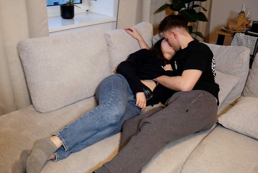 LeahSnuSnu: Heißes T**n beim Filmabend g*********d! Leidenschaftlicher Sex!