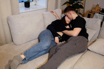 Heißes T**n beim Filmabend g*********d! Leidenschaftlicher Sex!