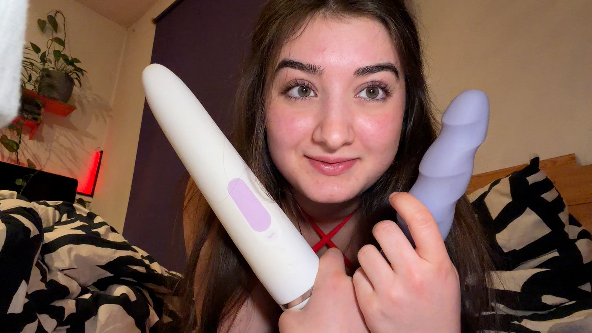 Squirt und Orgasmus Approved?! Meine 2 neuen Weihnachtsgeschenke getestet!! 24.12.2025 10Uhr Frohe Weihnachten!   ich hab mir selbst zwei neue Toys zu Weihnachten geschenkt, einen Vibrator und einen aufblasbaren dildo der zusätzlich noch vibriert. um euch auch ein Weihnachtsgeschenk zu machen, habe ich auf Video festgehalten, wie ich die beiden zum ersten Mal ausprobiere und Fuck es war echt geil! Erst Squirte ich geil den Dildo voll dann bringt mich der Vibrator noch ein zweites Mal zum kommen. Das ist doch mal ein gelungenes Weihnachtsfest.