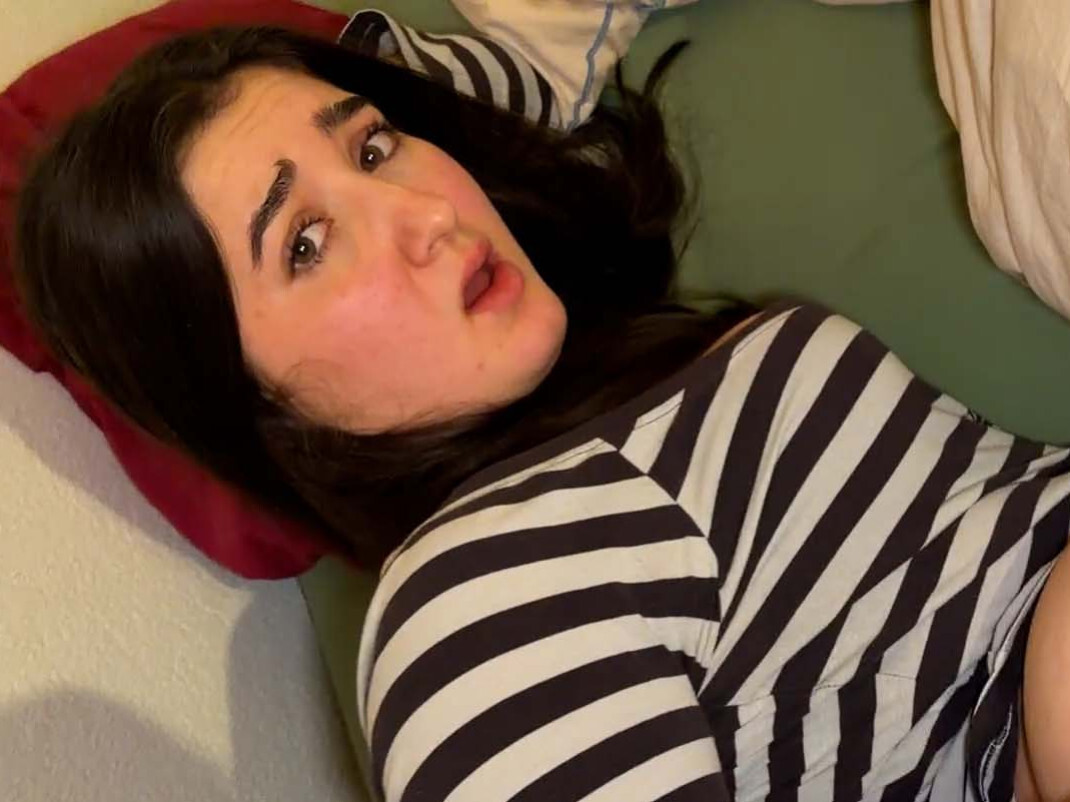 Wir sind bei Freunden zum Übernachten eingeladen. Sie sind direkt nebenan in der Küche aber wir waren so geil aufeinander, dass wir uns leider schon mal ins Gästezimmer begeben mussten weil wir so „müde“ waren. Natürlich wollten wir nur ficken aber wir müssen leise sein nicht das sie uns noch hören. Also leckt er meine Pussy und danach lutsche ich geil seinen Schwanz, dann fickt er mich Löffelchen und meine muschi wird richtig creamy. Als er mich dann doggy fickt wird es noch schlimmer. Jetzt fickt er mich noch Missionar und es fällt mir so schwer nicht zu stöhnen weil es so verdammt geil ist. Am ende wichst er mir noch in den Mund und ich Schlucke alles um keine Spuren zu hinterlassen ;)