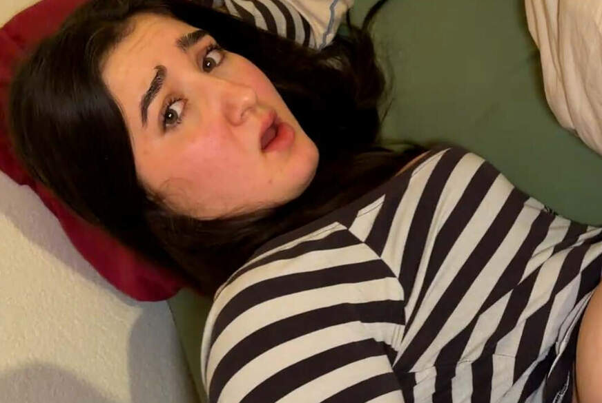 LeahSnuSnu: Wir müssen leise sein! Heimlicher F**k bei Freunden und sie schluckt alles!!