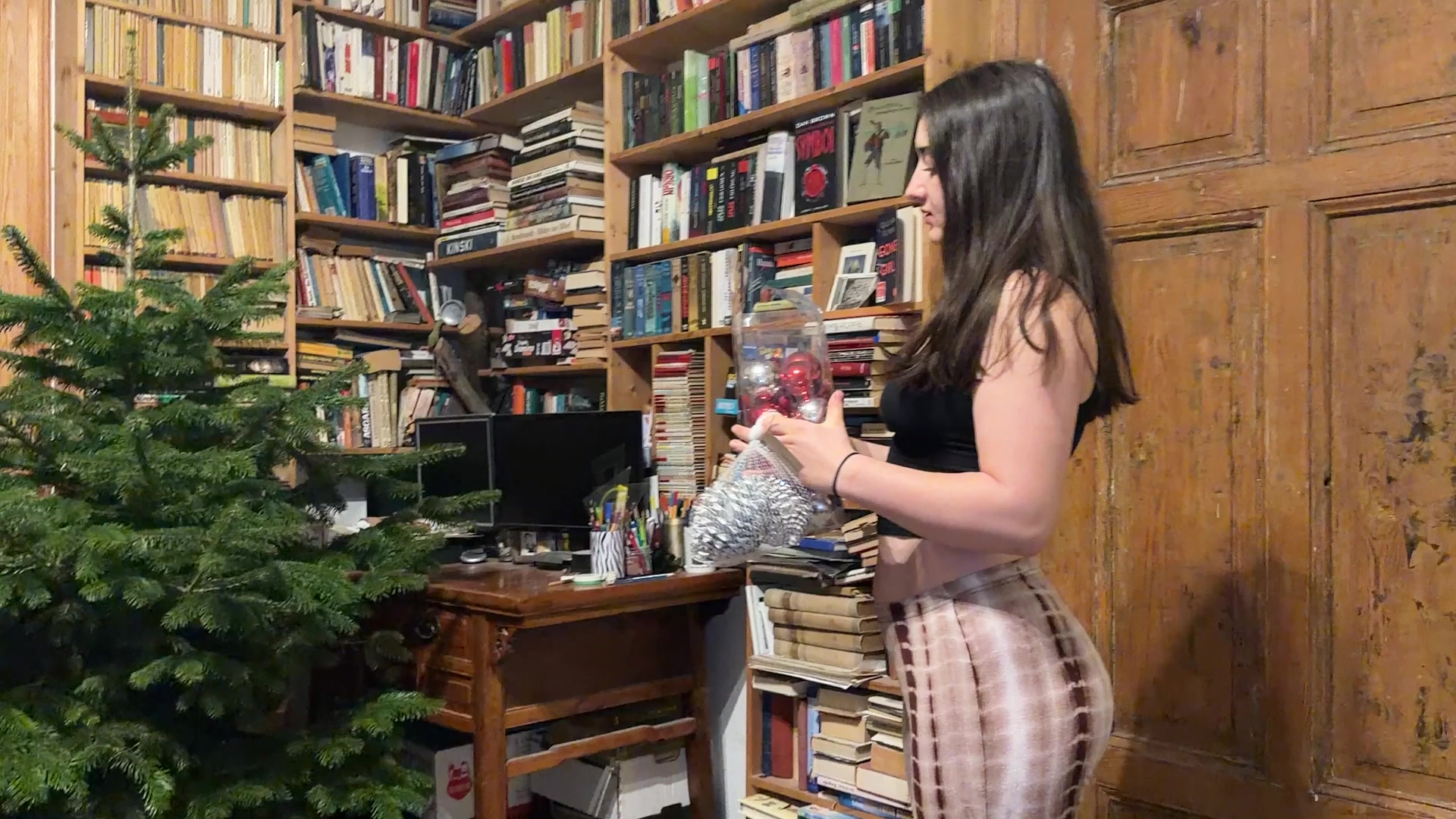 Wir haben abgemacht zusammen den Weihnachtsbaum zu schmücken. Ich hole Christbaum kugeln und fange an aber du sitzt nur rum anstatt mir zu helfen. Dann merke ich wie du mir beim aufhängen auf den Arsch schaust und strecke ihn extra raus! Du ziehst meine Hose herunter und fingerst meine Muschi. Danach fickst du mich in Doggy auf dem Boden. Fuck das ganze macht mich so geil ich will meinen Pussyjuice von deinem Schwanz lecken, also blase ich dir genüsslich den Schwanz. Danach fickst du mich nochmal Missionar und Doggy bis zum Creampie. Ich zeige dir noch wie geil dein Ficksaft aus meiner engen Pussy rausläuft!