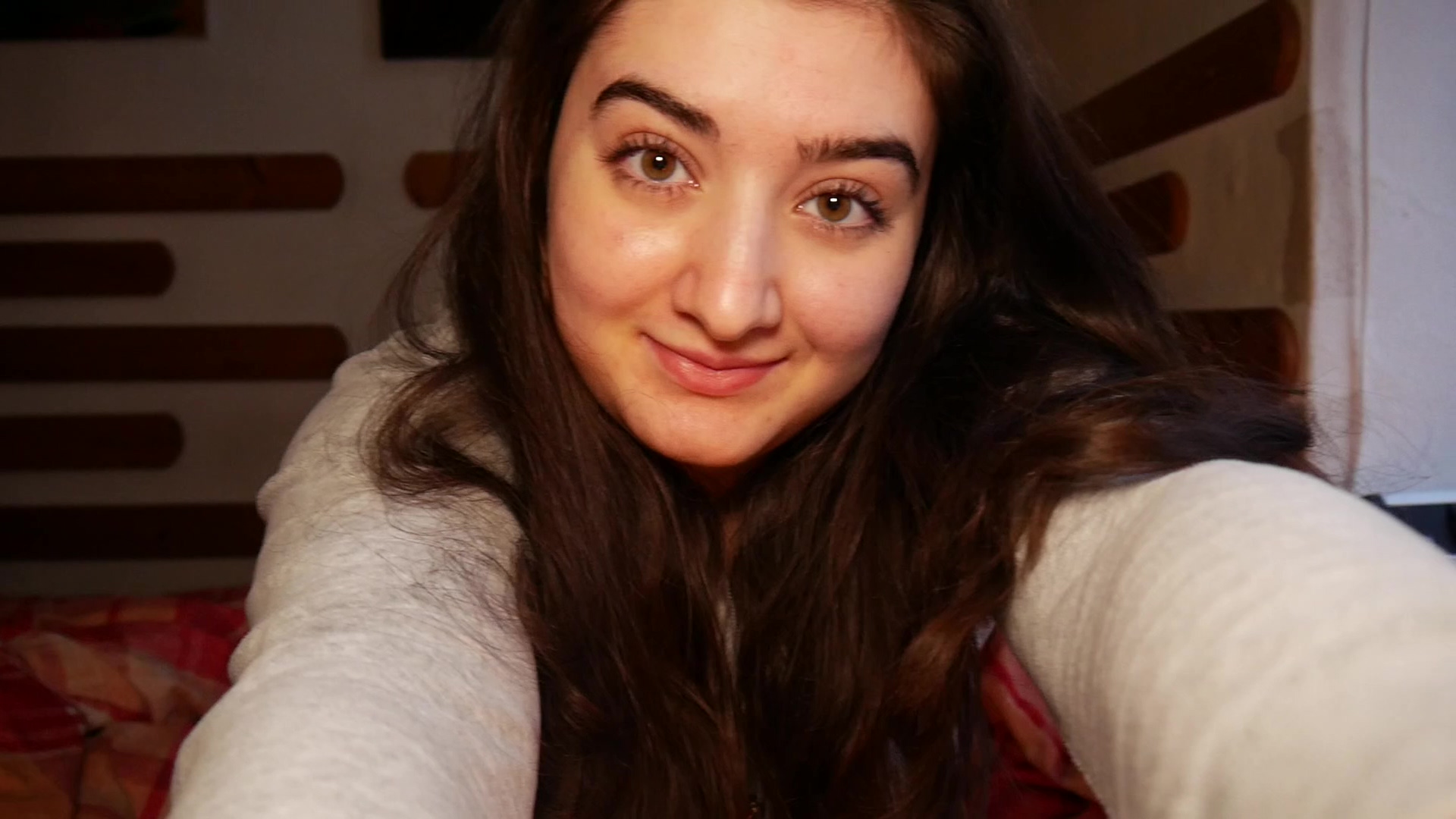 Leute... ich bin immer noch völlig fertig von diesen Orgasmen. Ich wusste eigentlich noch gar nicht was ich im Video machen will aber habe mal meinen Vibrator und Dildo geschnappt. Erst mache ich es mir mit dem Vibrator und massiere meine Pussy richtig geil das sie ausläuft wie ein Wasserfall. Dann halte ich den Vibrator auch 2 mal kurz an mein Arschloch und dachte: „Hmm wäre auch geil wenn ich es mir anal mache“. Aber das Gefühl an meiner Pussy ist so gut also kann ich nicht aufhören den Vibrator dran zu halten, bis ich komme. Doch danach bin ich immer noch so geil also lege ich mich auf die Seite und Finger meinen prallen und runden Arsch. Dann schnappe ich mir noch den Dildo um es noch intensiver zu machen und ficke meinen Arsch mit dem Dildo schön durch, bis ich dann noch mal komme.