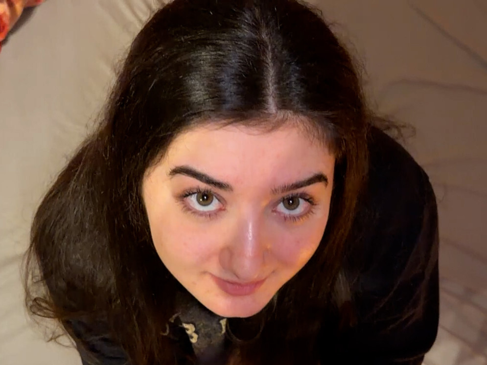 Damit hätte er wohl nicht gerechnet! Er hatte mich angeschrieben und fand mich sexy hat aber gleich gesagt dass sein Pimmel ziemlich klein und wahrscheinlich zu klein für mich ist. Ich wollte ihn dann natürlich direkt mal sehen und dachte mir mit so einem kleinen Schwanz ist ja auch mal interessant hatte ich noch nie! Vor allem ein Blowjob sollte doch gut gehen. Also blase ich ihn und kann den kleinen Mann richtig tief nehmen und Deepthroaten. Am ende darf er sogar noch mein Gesicht ficken und in meinen Mund kommen. Hoffentlich kann er sich dafür beim nächsten mal bei meiner Pussy revanchieren. Oder ist sein Pimmel doch zu klein..