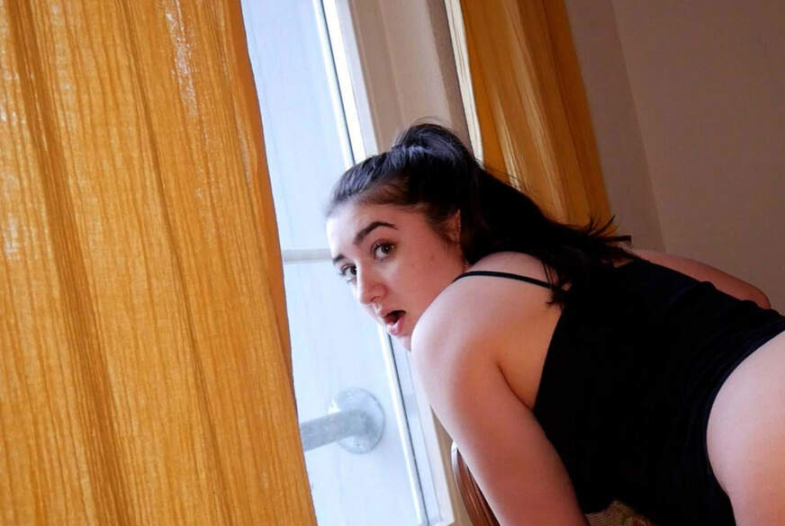 LeahSnuSnu: Sie will das alle zusehen können?! A**l f*****n und H******e F****n vor dem Fenster!!