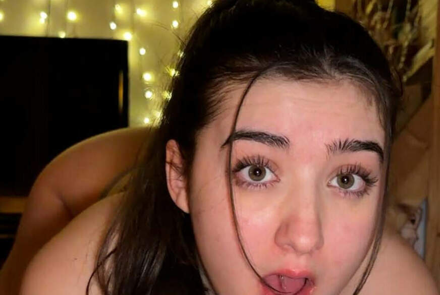 LeahSnuSnu: Lehn dich zurück! 20jährige Sexgöttin b***t und f***t bis zum C******e!