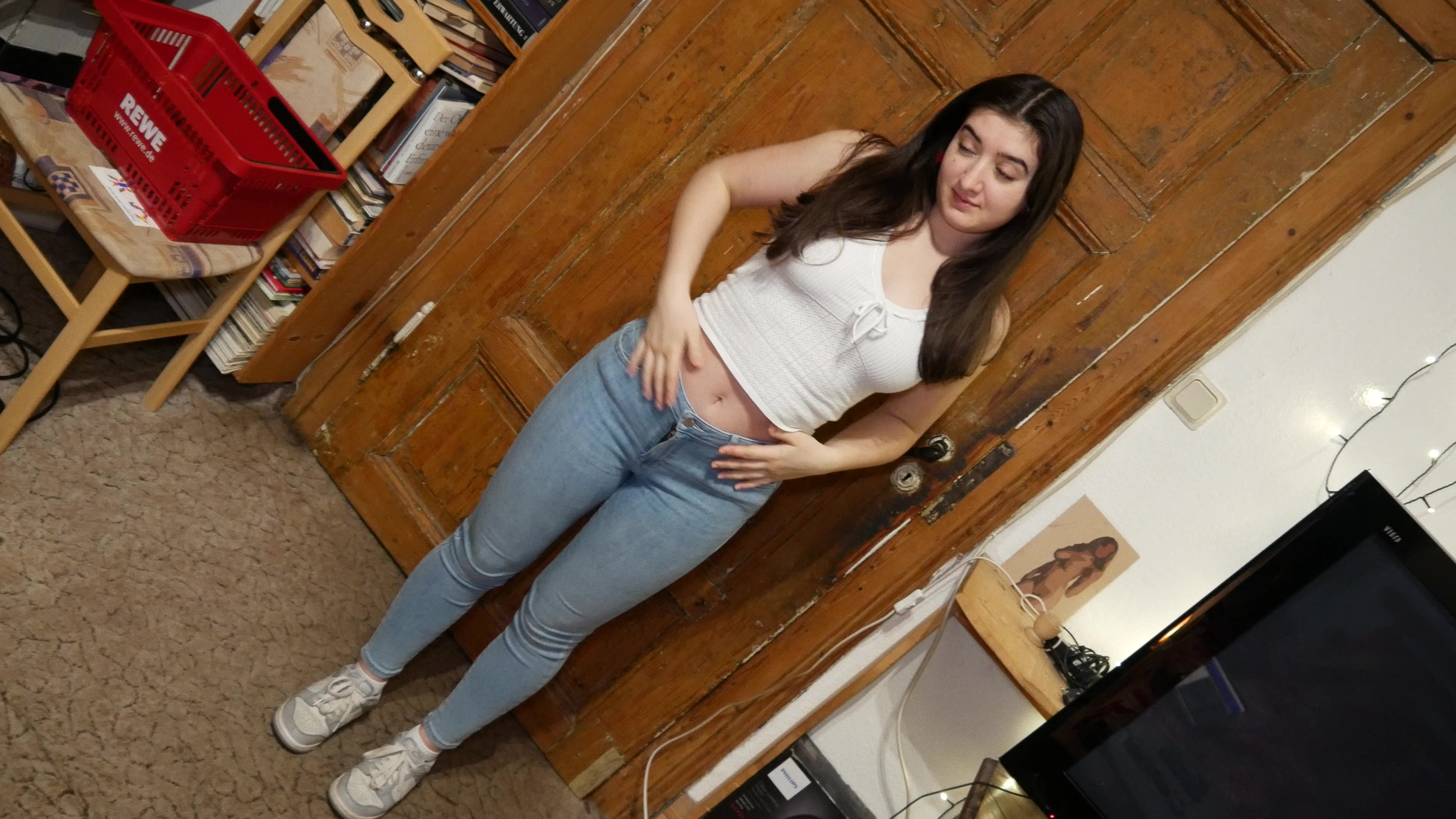 Meine dreckigen Sportsocken trage ich ja öfter mal in Videos, weil ich weiß dass sie dir so gefallen bekommen sie in diesem Video besondere Aufmerksamkeit. Ich starte angezogen und ziehe mich dann nach und nach aus bis auf meine geilen verschwitzten Sportsocken ich zeige sie dir nochmal im Close up und fange dann an zu masturbieren. Als ich dann richtig geil bin fickst du mich noch geil durch und starrst mir die ganze zeit auf meine dreckigen Socken! Fuck ist das geil!