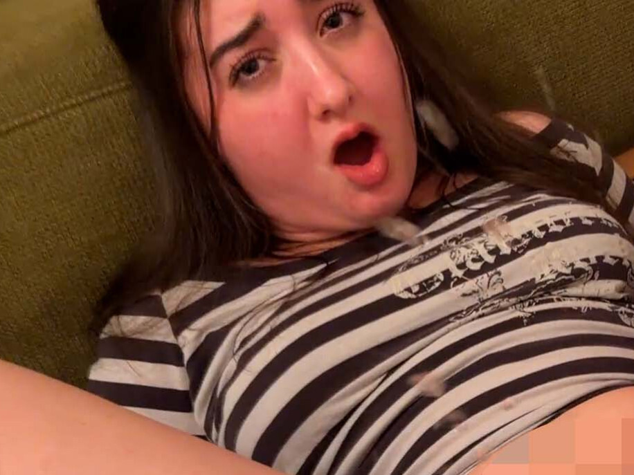 Ihr habt es euch gewünscht und ich habe sie überredet wieder mitzumachen!! Meine beste Freundin ist wieder mit dabei um mich Geil mit dem dildo zu ficken und diesmal auch zu fingern! Ich finde es so geil das sie es sich getraut hat und es ist was unfassbares passiert, es war so intensiv das ich einfach richtig viel gesquirtet habe. Ihre hand war danach komplett nass und meine Pussy auch. Meiner Freundin hat es so gut gefallen, dass sie immer weiter gemacht hat und ich immer mehr spritze. Fuck das hat sie so gut gemacht, dass ich ihr erstmal einen Kuss geben muss. Was sollen wir als nächstes zusammen machen?