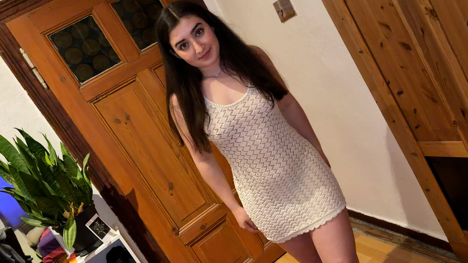 Vor meinem Date pumpt er mir die Pussy voll!! Creampie!! Ich war eigentlich schon fertig gestylt für mein Date – aber ich war vorher einfach schon SO unnormal horny, dass ich es nicht mehr ausgehalten habe!  Auf dem Weg musste ich einfach noch schnell bei ihm vorbeifahren, um mir die erste Befriedigung zu holen. Ich bin direkt vor ihm auf die Knie gegangen und habe mir seinen harten Schwanz mit einem gierigen Blowjob tief in den Hals geschoben. Danach ging es richtig zur Sache: Kleid hoch und ab in den wilden Doggy-Style! Weil ich gar nicht genug bekommen konnte, bin ich danach auf ihm geritten, als gäbe es kein Morgen mehr, bis die ganze Pussy klatschnass war dann habe ich das Kondom abgemacht und wollte das er einfach reinspritzt! Am Ende konnte er sich nicht mehr beherrschen und hat mir meine Muschi so richtig fett mit Sperma vollgepumpt! Mit meiner gecreampieten Pussy bin ich dann auf das Date gegangen und als wir bei ihm Zuhause angekommen sind merke ich wie das Sperma langsam aus meiner Pussy rausläuft und meinen Tanga einsaut!! I