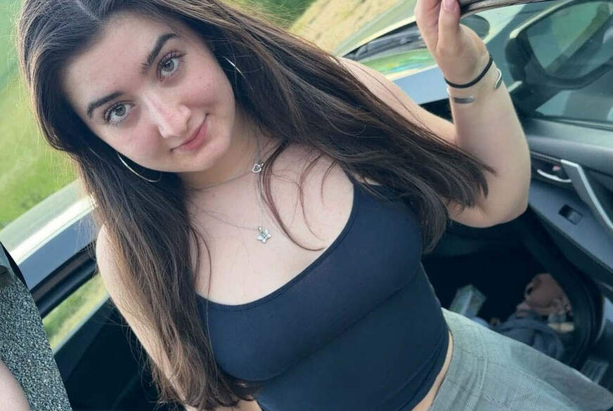 LeahSnuSnu: Auto-Outdoor F**k! Notgeile 20jährige trägt keine Unterwäsche !!