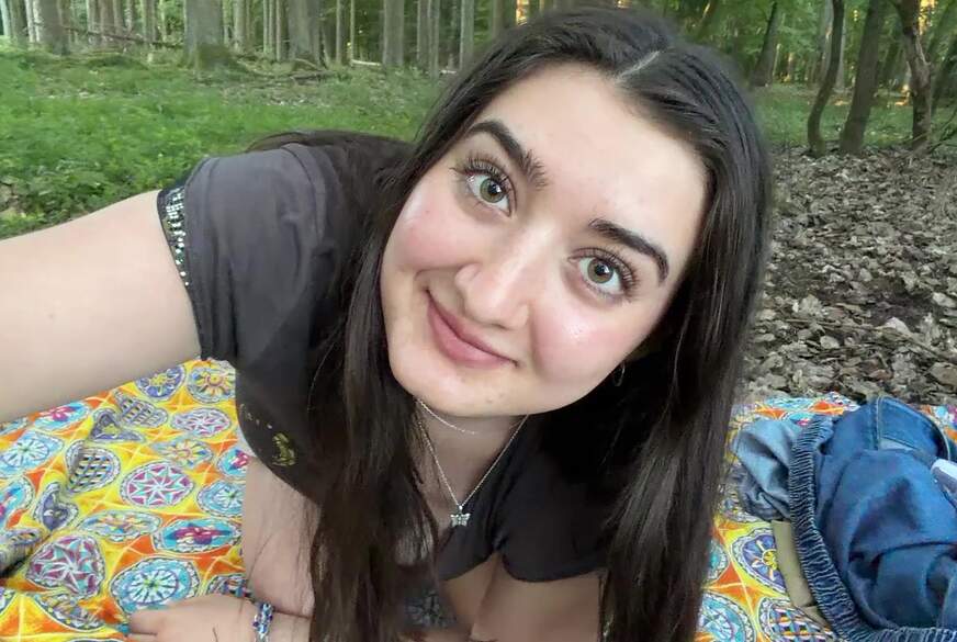 LeahSnuSnu: Tabubruch?! Fremder erwischt mich mit Dildo auf der Wiese und schaut mir beim S******n zu!!!