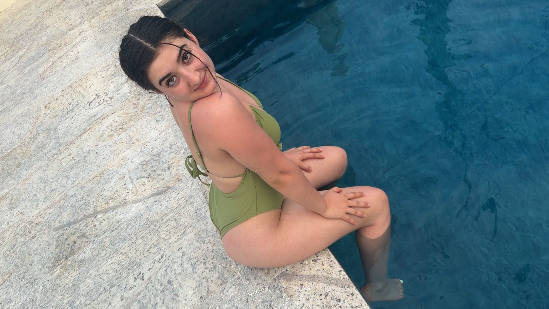 Bei dem Wetter muss ich mich einfach am pool abkühlen. Aber ich bin total abgelenkt von dem hotten Poolboy der da rumläuft. Also spreche ich ihn einfach mal an und versuche mein Glück. Ich sage ihm er soll ein Video für mich aufnehmen. Erst normal und süß aber dann frage ich ihn ob er nicht noch Lust auf was sexuelleres hat und ein bisschen an meiner Pussy spielen kann. Er bejaht und danach bin ich so geil das ich ihn gleich mit aufs Hotelzimmer nehme. Ich gehe direkt auf die Knie und deepthroate seinen Schwanz. Dann fickt er mich mit seinem steinharten Prügel erst in Doggy und dann in Missionar durch. Meine Pussy schmatzt und wird so unfassbar nass dabei bis ich komme! Danach fickt er mich weiter bis er seinen chwanz rauszieht und alles auf meine Pussy spritzt!