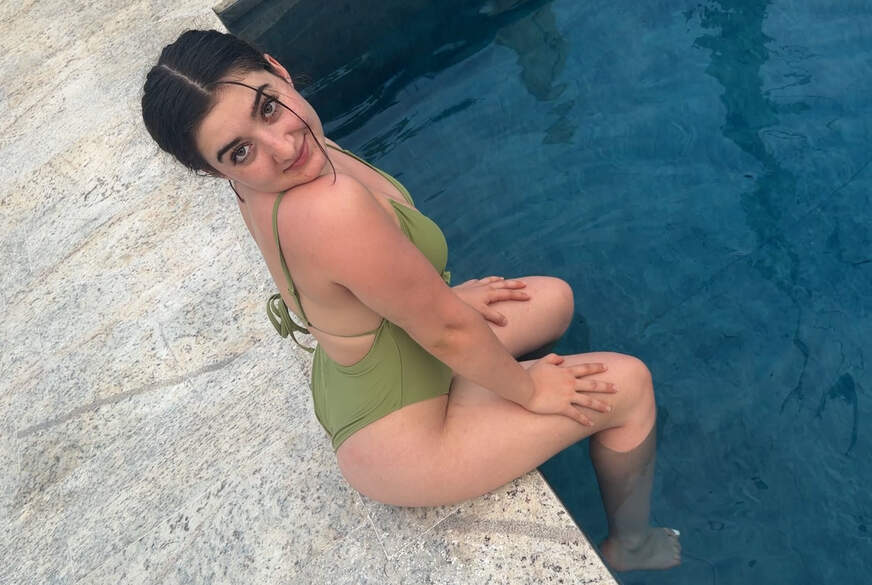 LeahSnuSnu: Bin ich zu S**tty? Poolboy verführt und auf meine P***y s******n lassen!