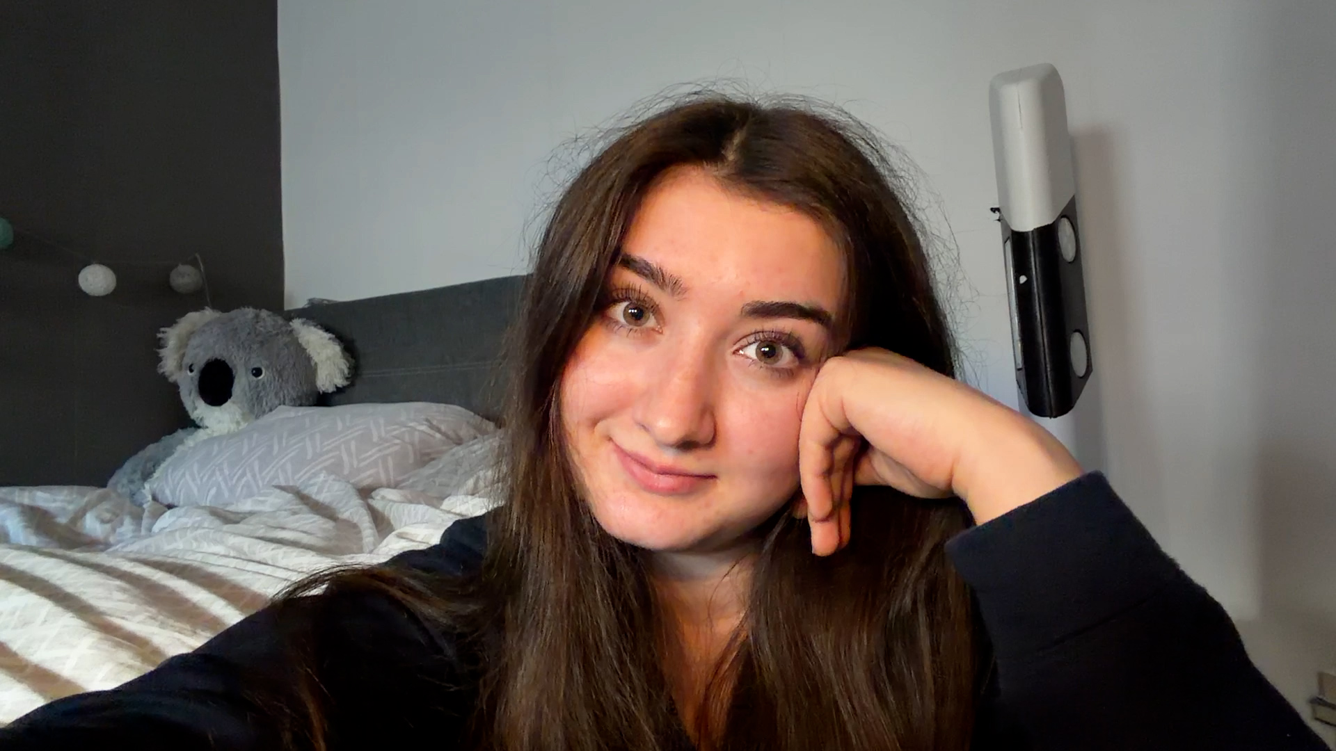 Nach einer anstrengenden Vorlesung braucht man auch mal einen Ausgleich.. ich schmeiß mich aufs bett und wir knutschen leidenschaftlich rum! Du fasst mir an meine bereits nasse Muschi, dafür will ich mich natürlich revanchieren und nehme deinen Schwanz so richtig tief in den Mund! Jetzt gibt es kein halten mehr du fickst mich hart in doggy und Missionar. Aber als ich dann über dich gehe und dich so richtig abreite muss ich einfach kommen und habe so einen intensiven Orgasmus. Dann halte ich dir meine geile Pussy hin und du spritzt so eine fette Ladung auf sie ab!