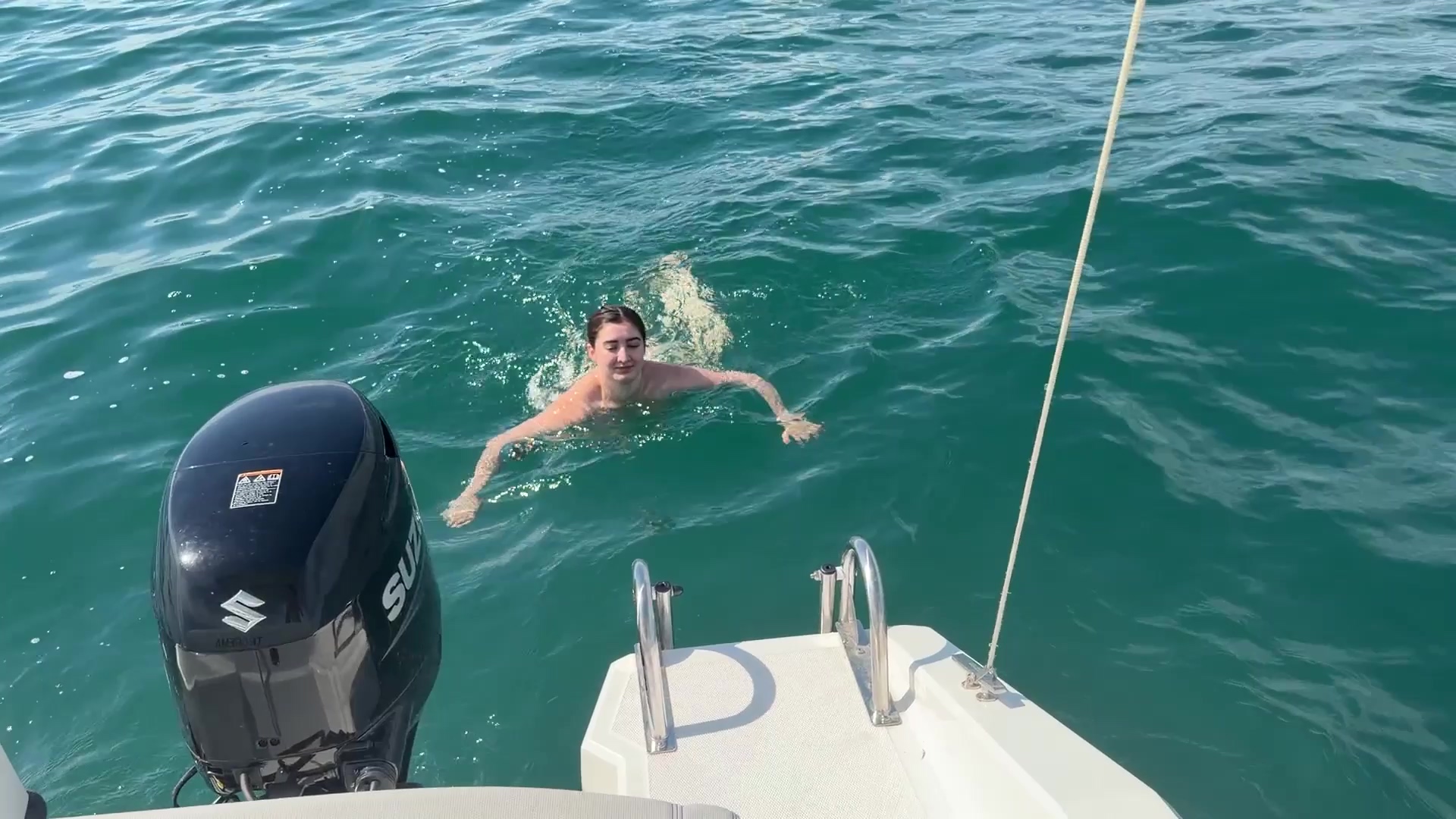 Es gibt doch im Sommer einfach nichts Geileres, als völlig nackt vom Boot ins kühle Wasser zu springen... Aber das Nacktbaden hat mich so unnormal geil gemacht, dass ich mich kaum noch zurückhalten konnte! Kaum bin ich nackt und klatschnass zurück an Deck geklettert, gab es nur noch ein Ziel: seinen harten Schwanz! 
Schau mir dabei zu, wie ich vor ihm auf die Knie gehe und mir sein heißes Rohr direkt auf dem Boot tief in den Hals schiebe. Ich nehme ihn so richtig gierig und nass in den Mund, spiele mit meinen Brüsten und blase ihn so schmutzig durch, dass er fast schon an Deck abspritzen will. Aber wir wollten mehr!
Weil es so verdammt geil ist, gehen wir über in den Doggy: Ich mache mich auf dem Boot lang, strecke ihm meinen nassen, knackigen Arsch entgegen und er rammt ihn mir von hinten rein. Das Boot schaukelt, das Wasser glitzert und er hämmert mich in den harten Rhythmus der Wellen! Zum krönenden Finale ziehe ich ihn rechtzeitig raus, gehe wieder auf die Knie und lasse