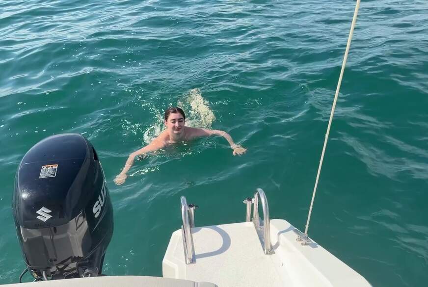 LeahSnuSnu: Kaum aus dem Wasser, direkt g*****t! Boot-Nacktbaden endet mit Schlucken!