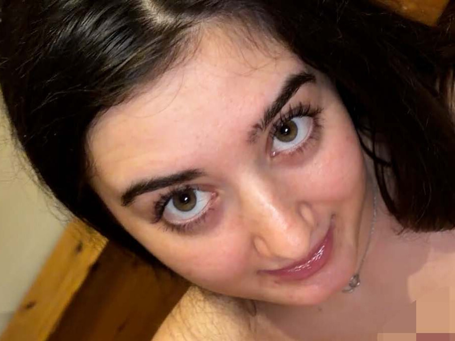 Deinen Schwanz zwischen meinen Fetten Titten spüren.. was gibt es besseres? Ich wichse und blase dir ihn so richtig nass und dann zieh ich mein Oberteil runter und drück meine Titten zusammen. Du gleitest mit deinem Schwanz dazwischen und gibst mir einen richtig schönen tittenfick! Du fickst sie schön durch aber ich merke du willst auch meine Pussy spüren also drehen ich mich um und zieh meine Hose aus! Du fickst mich hart im Doggy und fingerst auch meinen engen Arsch dabei fuck das fühlt sich so gut an beide Löcher gestopft zu kriegen! Lange hälts du es nicht durch und verteilst deine ganze Ladung über meinem Arsch!!