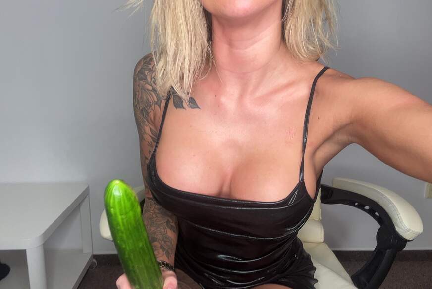 RoseSharen: Getting f****d by a cucumber